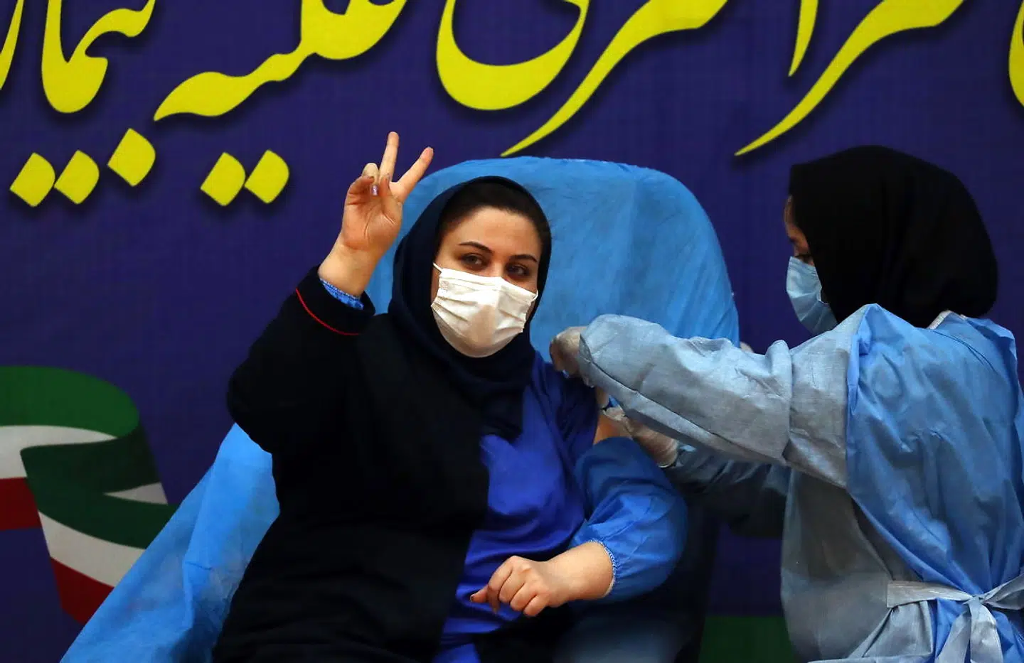 En iransk præst spreder falske rygter om coronavirussen. Billedet er fra et testcenter i Teheran, hvor sundhedsmedarbejdere bliver vaccineret med den russiske vaccine Sputnik V.