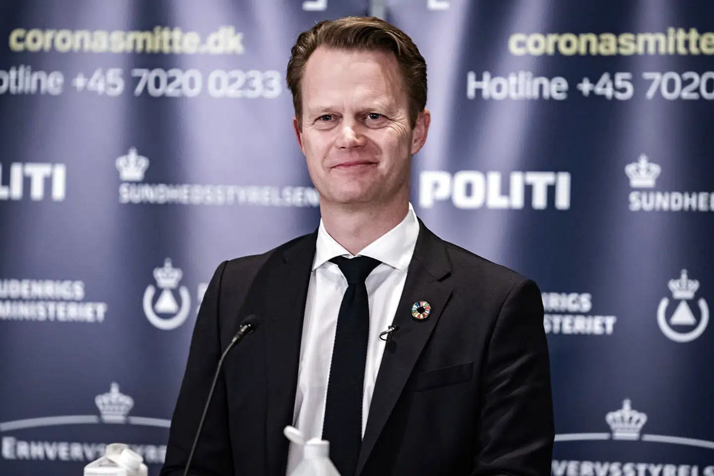 Udenrigsminister Jeppe Kofod (S) under dagens pressemøde. Udenrigsminister Jeppe Kofod (S), justitsminister Nick Hækkerup (S) og transportminister Benny Engelbrecht (S) holder doorstep pressemøde om ændringer i ind- og udrejserestriktioner som følge af covid-situationen, ved Udenrigsministeriet i København fredag den 8. januar 2021.. (Foto: Emil Helms/Ritzau Scanpix)