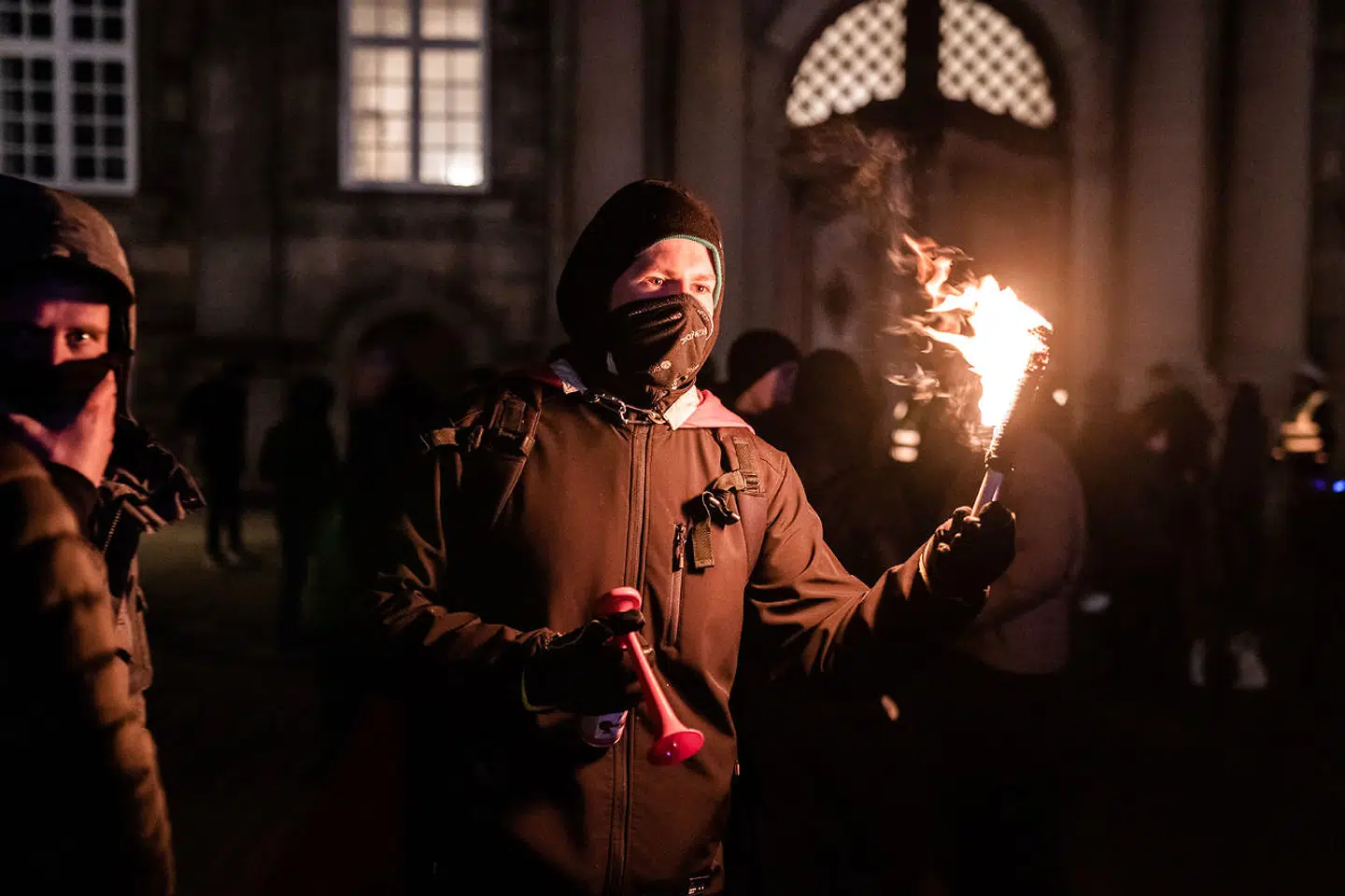 »Selvom nogle unge bruger deres nedlukkede lørdag aften til at protestere som »Men in Black«, mens de voksne kigger mistroisk på, at de brænder dukker af, er det indtil videre et lille mindretal. Men samfundssindet er udfordret og solidariteten er ved at være brugt op,« skriver Bent Winther. Foto fra en Men in Black-demonstration i København 6. februar.