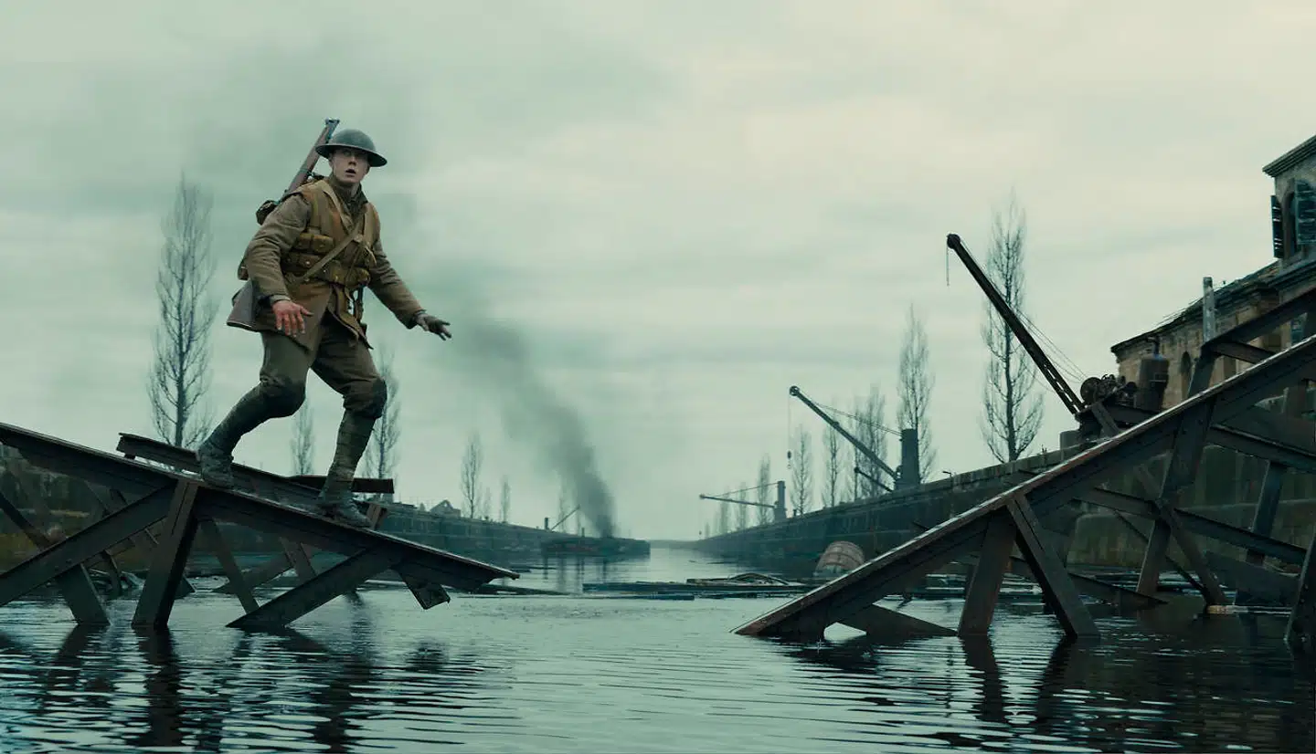 Soldaten Schofield (George MacKay) skal forhindre en bataljon i at iværksætte et angreb mod en tysk hær under tilbagetrækning i »1917« der er den første i rækken af seriøse film om 1. Verdenskrig.