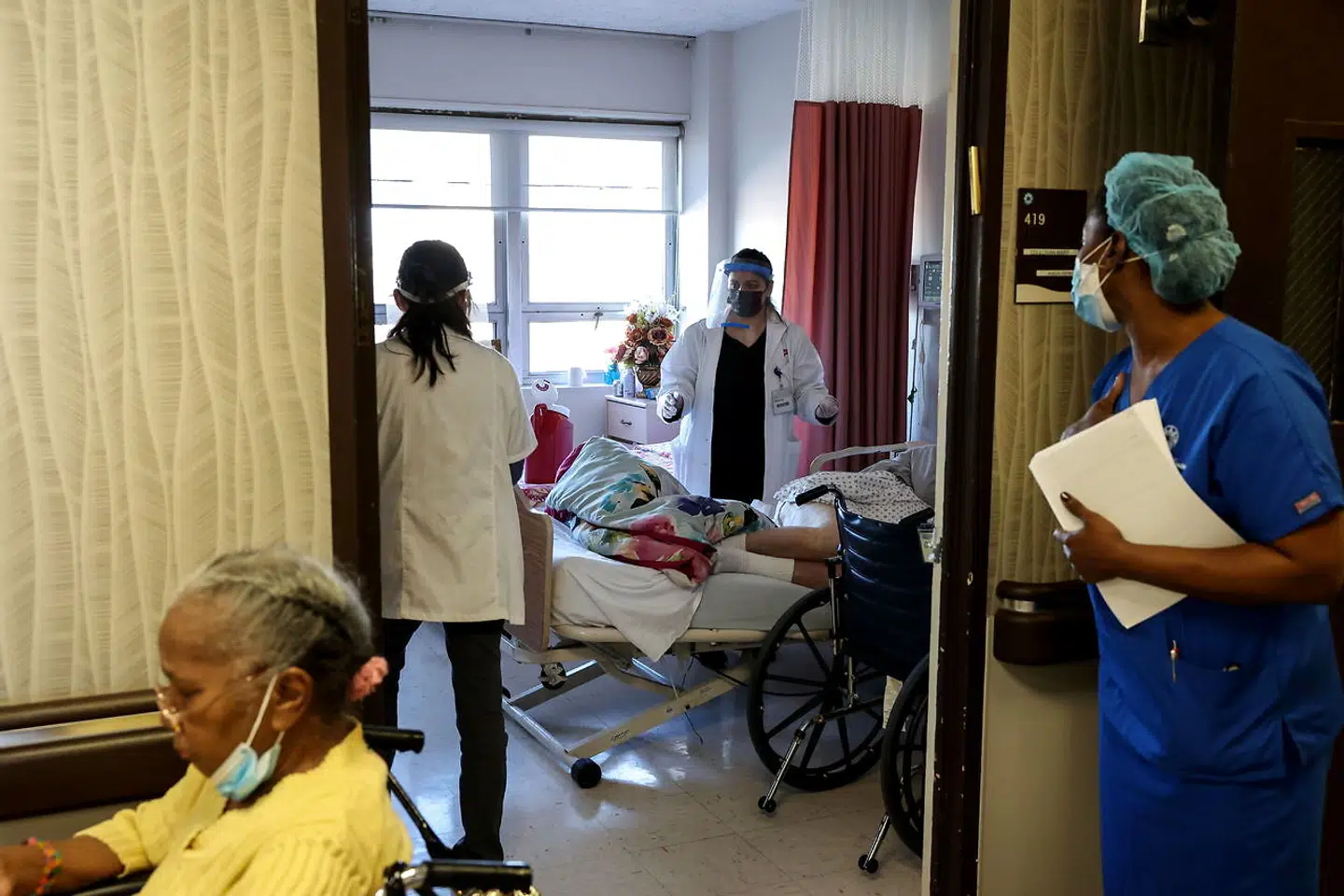 Adgangen til vacciner skaber frustration i USA. Her ses King David Center for Nursing and Rehabilitation i New York, hvor sygeplejerskerne er ved at give vaccinen til en række beboere.