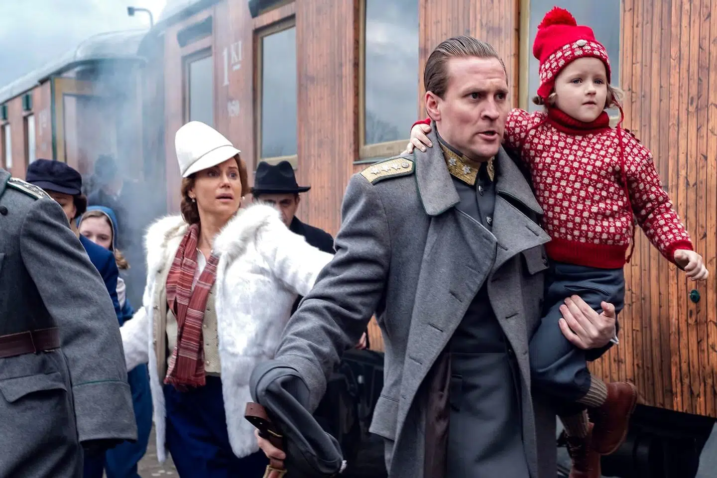 Kronprins Olav (Tobias Santelmann) skildres som handlekraftig og modig, mens hans kone, kronprinsesse Märtha (Sofia Helin), fixede aftalen med Roosevelt i DRs »Atlantic Crossing«, der kritiseres for historisk unøjagtighed.