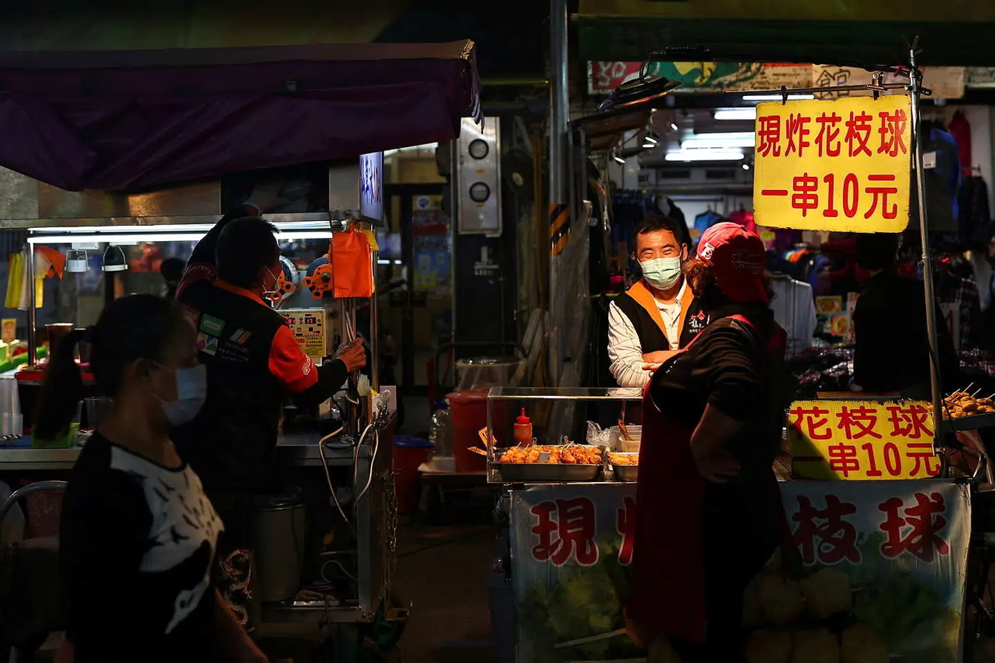 »Michael Danielsen noterer, at navngivne Kina-eksperter, herunder undertegnede, er for vattede i forhold til diskussionen om menneskerettigheder i Kina og Taiwan-Kina forholdet, fordi vi argumenterer for, at EU og ikke Danmark selv bør konfrontere Kina på disse spørgsmål.« Her ses en gadehandler i Taipei, Taiwan.