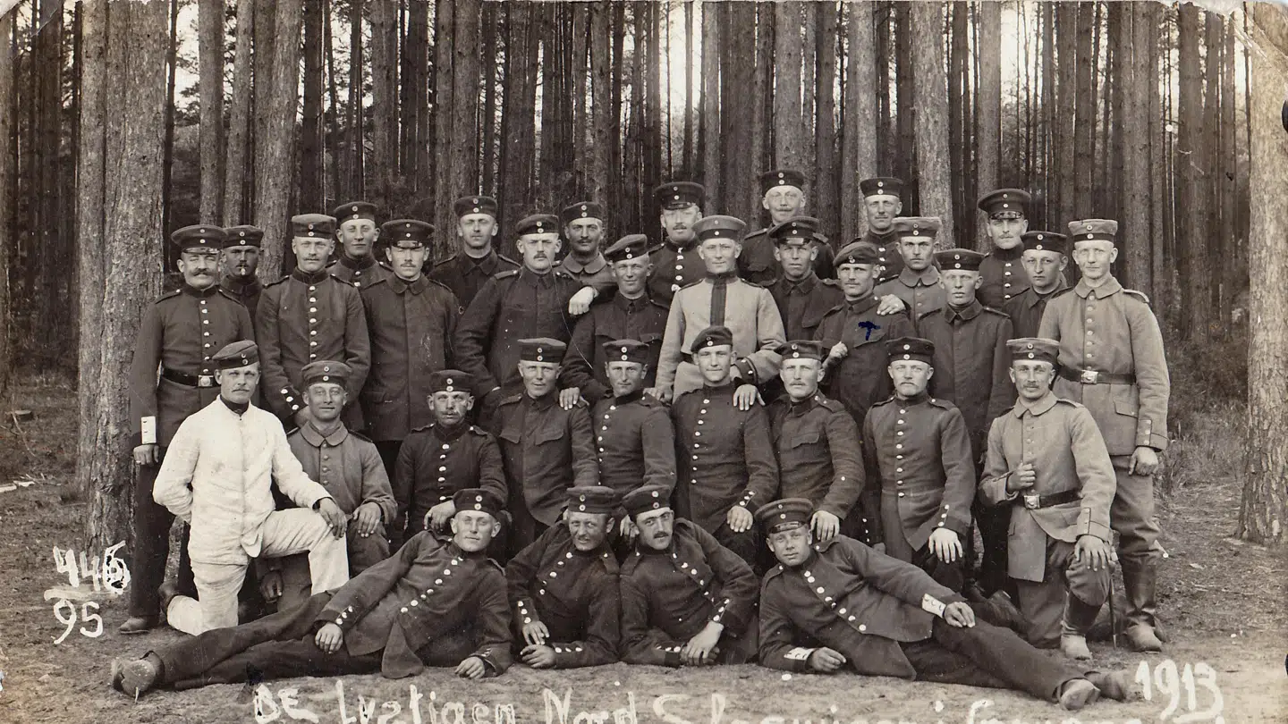 Foto af dansksindede nordslesvigere under aftjening af værnepligten i Danzig i 1913. Hans Chr. Brodersen ses med et kryds i miderste række. Foto fra bogen.