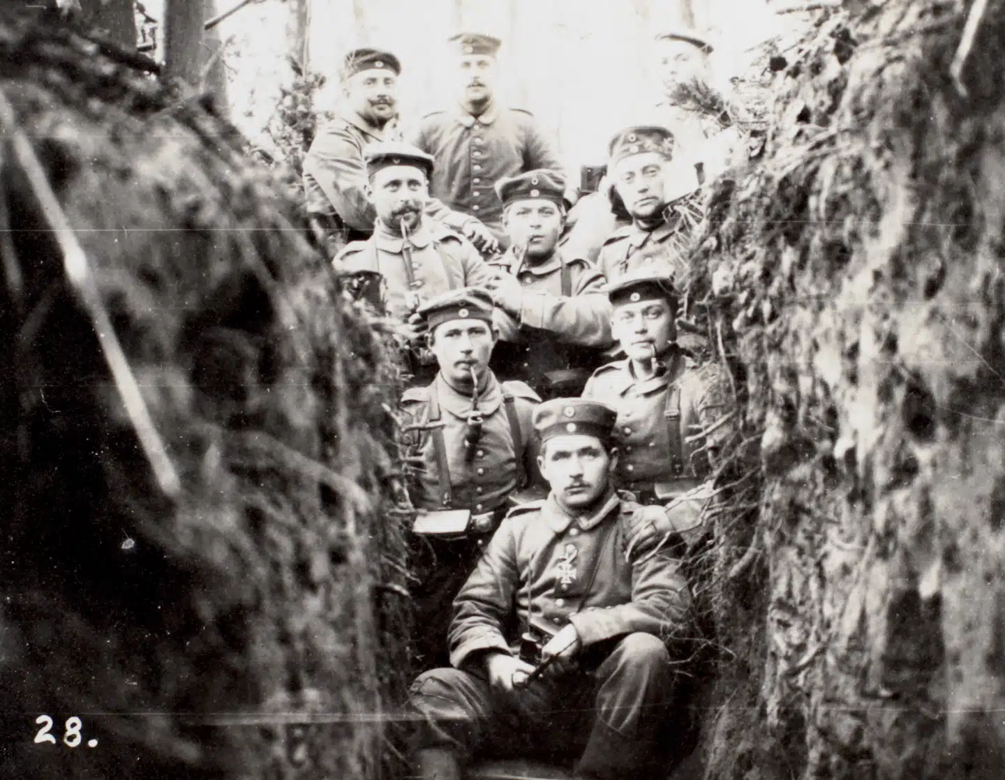 Soldater fra H.C. Brodersens regiment i en skyttegrav i oktober-november 1914. Foto fra bogen.