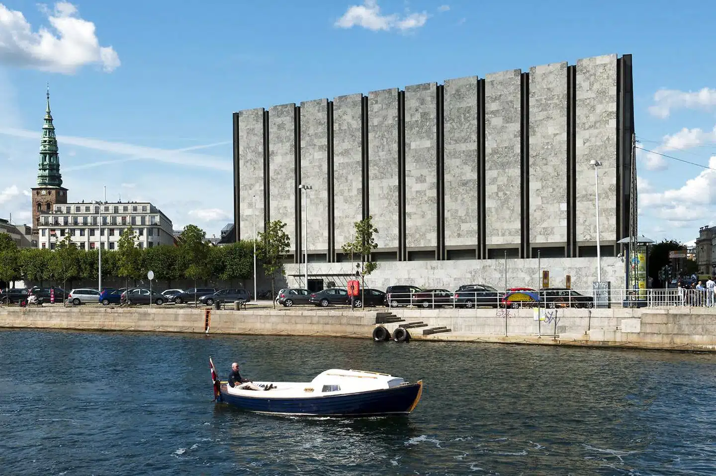 »En fremskreden holdning blandt tidens dagsordenssættende økonomer er nu, at statsgæld ikke længere udgør et problem, og at det endda være en god idé at optage mere gæld, nu hvor renten er historisk lav,« skriver Rasmus Hougaard Nielsen.