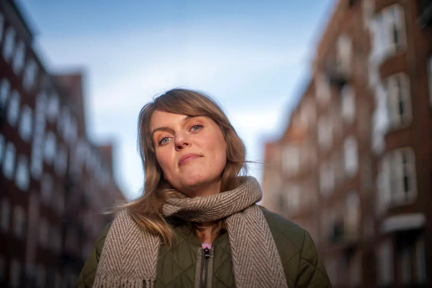 35-årige Katrine Muff Enevoldsen sidder bag klaveret i »Fællessang – hver for sig« hver fredag på DR 1. Her på Vesterbro, hvor hun bor med sin mand og deres to døtre.