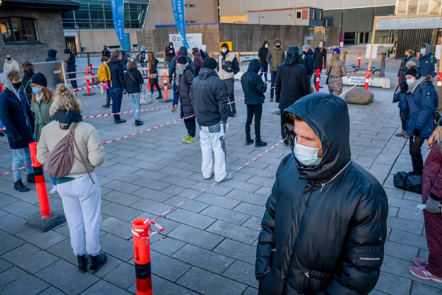 Forrest i billedet står Phillip Rasmussen, der havde godt en time tilbage i køen, da han mødte Berlingskes udsendte. For ham var der ingen vej udenom end at blive i køen.