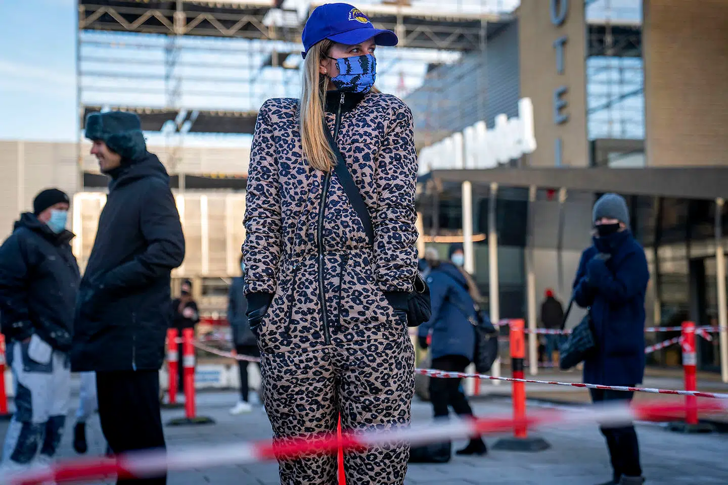 »Jeg har ikke overvejet at smutte, men jeg skulle helt klart have taget noget mere tøj på,« siger Maria Viller, der også havde indfundet sig i køen.