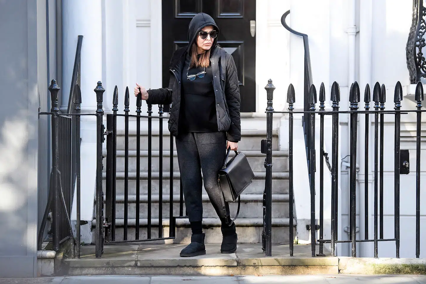 Zamira Hajijeva ses her forlade sin bolig i London. Den er en del af myndighedernes sag mod hende for at få en forklaring på, hvorfra hun har de mange penge, hun har brugt, siden hun i 2006 flyttede til Storbritannien fra Aserbajdsjan.