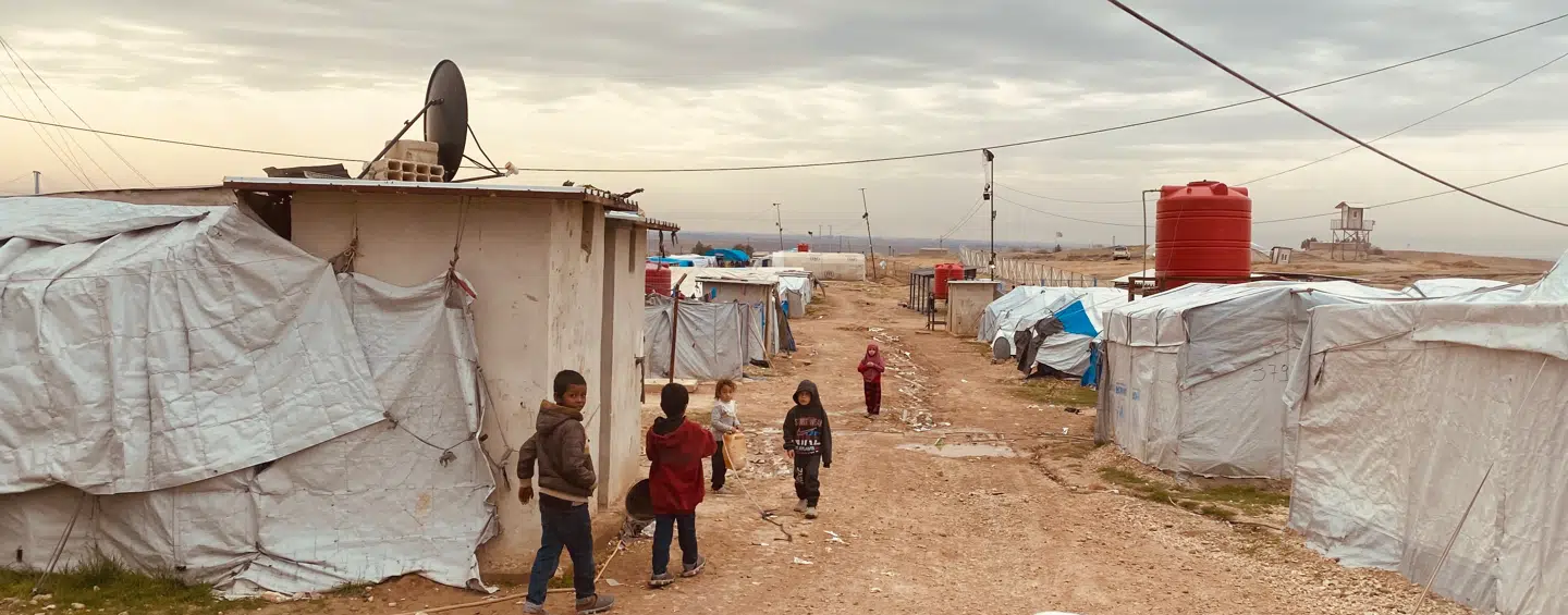 Mellem teltene i al-Roj-lejren leger de børn, der bor i lejren, med hinanden på jordvejene. Ifølge nødhjælpsorganisationer er situationen i lejren på kant med FNs børnekonvention.