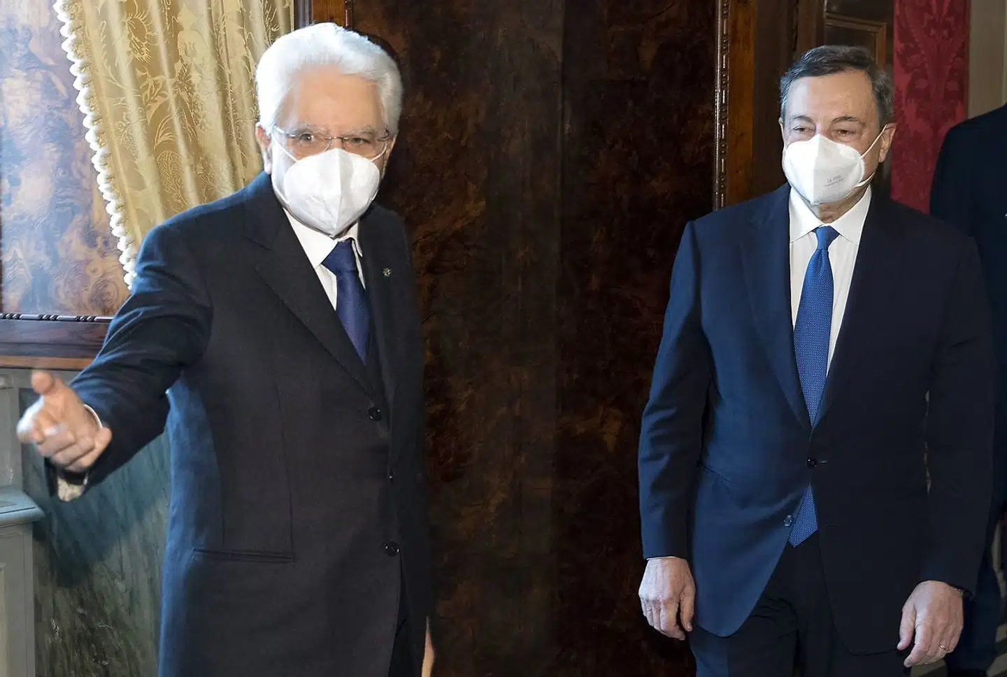 Præsident Sergio Mattarella (tv.) har længe advaret mod en regeringskrise på et tidspunkt, hvor Italien skal tage afgørende beslutninger. Da den alligevel opstod, og politikerne viste sig ude af stand til at løse problemerne, gjorde han onsdag kort proces og bad Mario Draghi danne en »teknokratregering«.