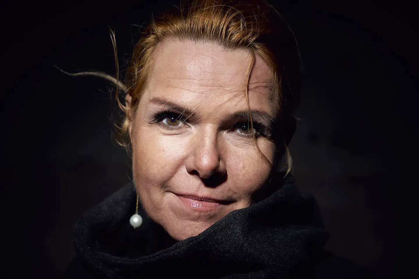 »Vi må forstå, at ifølge Støjberg er alle i Jylland i gang med ægte arbejde – de skaber private virksomheder og arbejdspladser, de producerer bacon, kamsteg og dejlig flødehavarti. Modsat i København, hvor man ikke bestiller andet end at gå til matinékoncerter eller fordriver tiden med at være storsnudet og på Twitter, mens man bæller champagne i fine saloner. København er den onde elites land,« skriver Anne Sophia Hermansen.