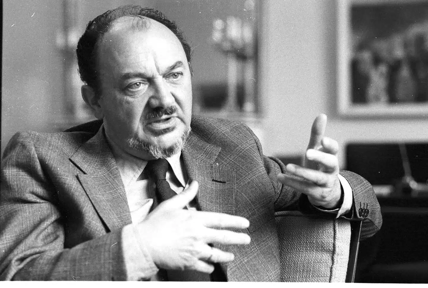 »Sagen er dog, at ødselhed, som sparsommelighed, også kræver sin disciplin. Specielt nu, hvor virussen er muteret og vil disrupte vores økonomi og svække immuniseringen dramatisk for evigt,« skriver Timme Bisgaard Munk. Foto af fhv. statsminister Anker Jørgensen (S)