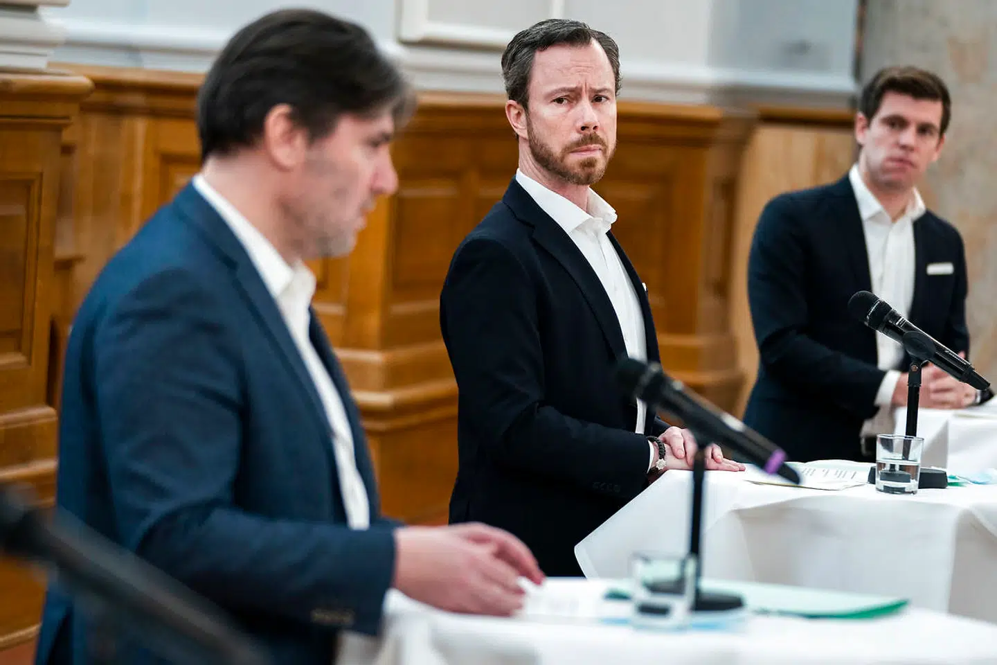 Partiformand Jakob Ellemann-Jensen flankeret af sine to udlændingepolitiske ordførere under præsentationen af Venstres nye udlændingeudspil. Forrest er det udlændingeordfører Mads Fuglede, i baggrunden ses indfødsretsordfører Morten Dahlin, der har stået i spidsen for at udforme udspillet.