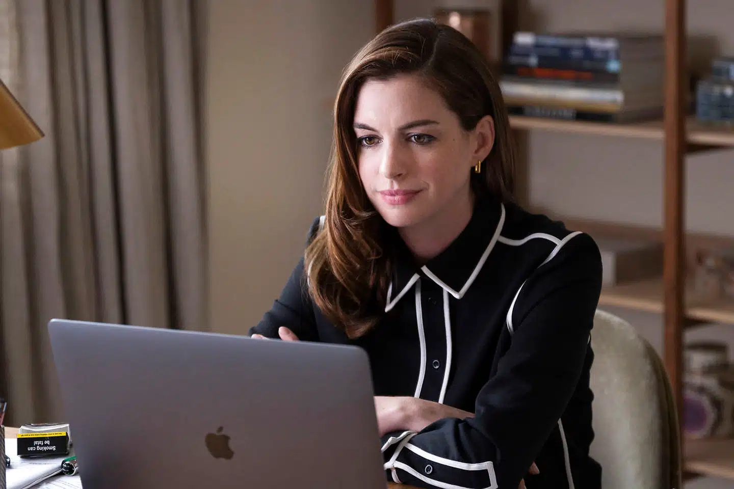 Anne Hathaway går til Zoom-møder – og i hundene – i HBOs coronakomedie »Locked Down«