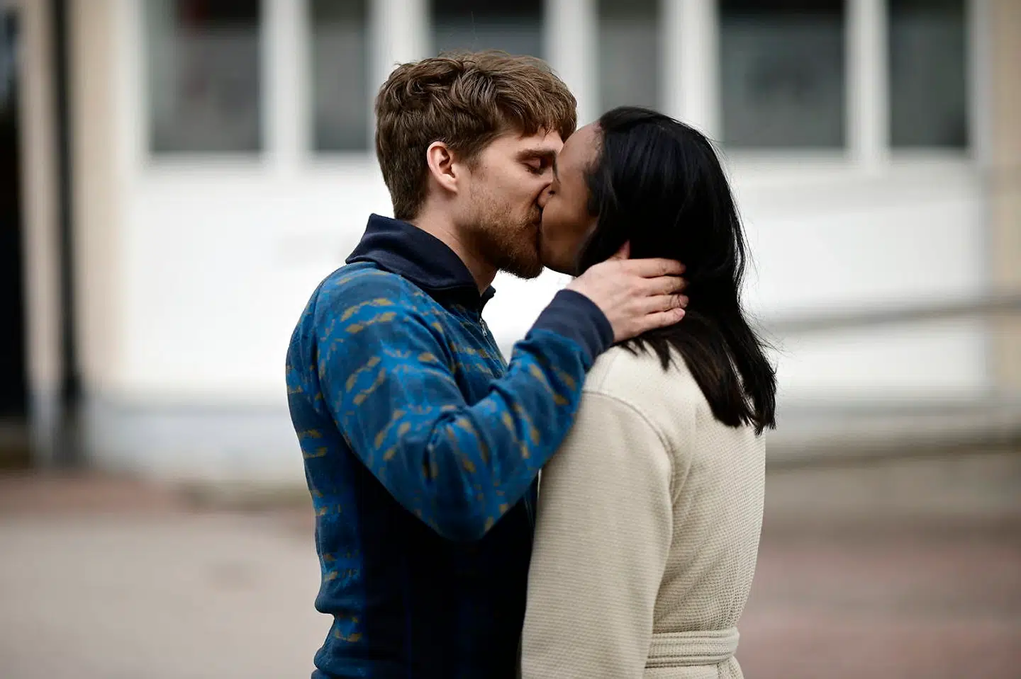 Jonas og Nadja, mens alt stadig er godt i den svenske vildmarksgyser »Red Dot,« der kan ses på Netflix fra næste uge.