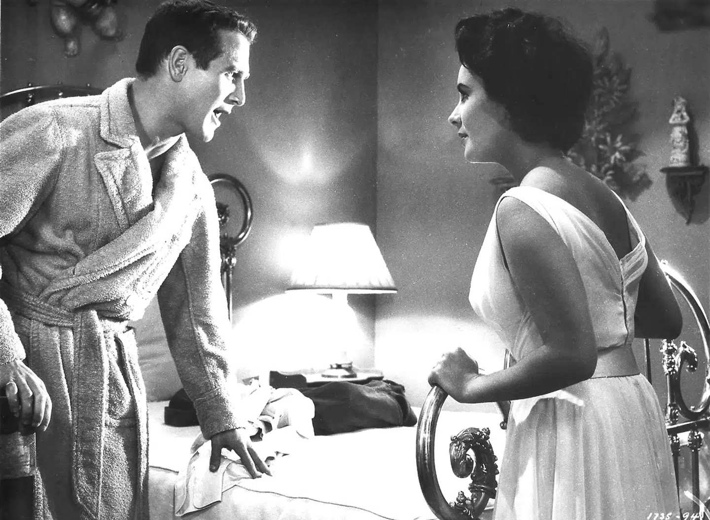 Brick (Paul Newman) var engang en stor fodboldspiller. Nu drikker han for meget og svigter sin kærlighedssyge hustru, Maggie (Elizabeth Taylor) i klassikeren »Kat på et varmt bliktag«.