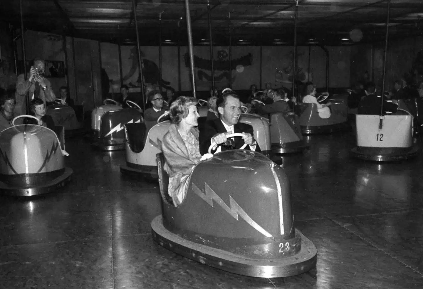 Richard og Pat Nixon morer sig i Tivoli i København.