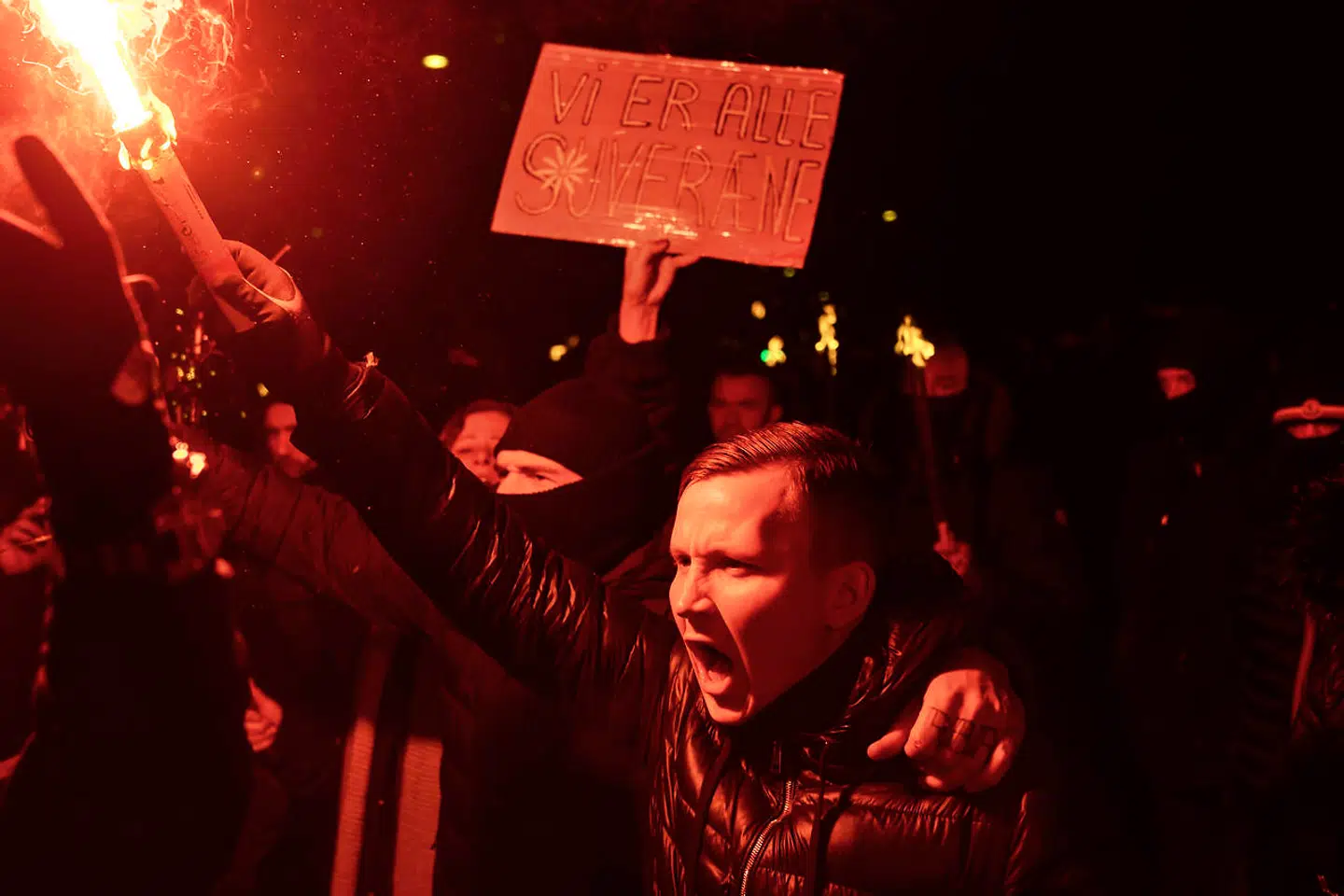 Coronavirussen har forlængst skabt splittelse i samfundet – som her, hvor gruppen Men in Black demonstrerer. Splittelsen vil fortsætte, selvom vi dropper nedlukninger og forsøger at vænne os til en hverdag med corona, siger professor.