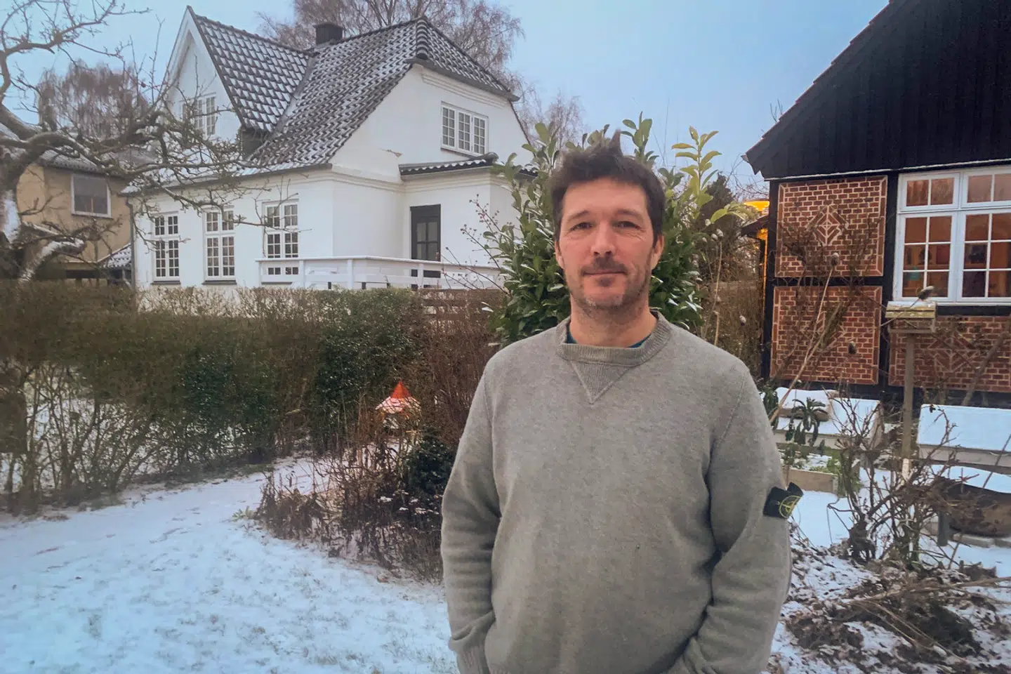 Jonas Føgh er frustreret. Inden 1. marts skal hans søn, Alfred, søge ind på en ungdomsuddannelse, men fordi Alfred har været hjemsendt fra efterskolen i 47 dage, er han bange for, at han ikke får de nødvendige karakterer. »Han har brug for professionel støtte, men den kan vi ikke give ham, og det frustrerer mig,« siger Jonas Føgh.