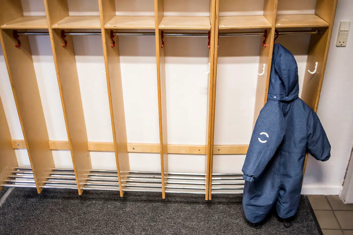 »Vi ved fra de verserende farbarselsdiskussioner, at mange familier vælger fravær fra arbejdsmarkedet baseret på, hvad der er mest fordelagtigt økonomisk, og derfor er der grund til at tro, at det med et sådant lovforslag oftest vil være den lavest lønnede i forældreparret, der nupper de ekstra børnesygedage,« skriver Lisbeth Odgaard Madsen.