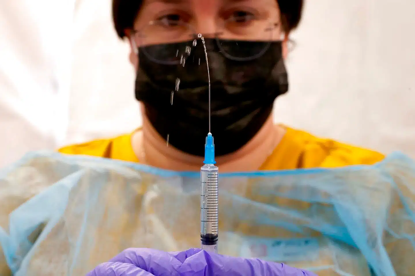 Et skud, to skud, tre skud? Ingen ved præcist, hvor mange gange vi skal prikkes i armen, før vi må formodes at være beskyttede – også mod fremtidens varianter af coronavirussen. Foto fra lægeklinik i Tel Aviv i Israel, hvor over halvdelen af befolkningen efterhånden er dobbeltvaccineret.