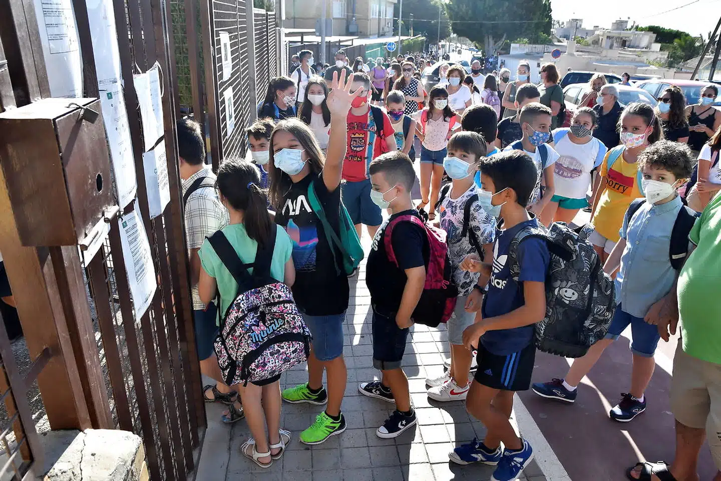 Elever i den sydspanske by Almería venter utålmodigt på, at det skal ringe ind efter et halvt år langt »frikvarter«. Siden starten på skoleåret i begyndelsen af september har Spanien, trods to voldsomme smittebølger, insisteret på at holde skolerne åbne.