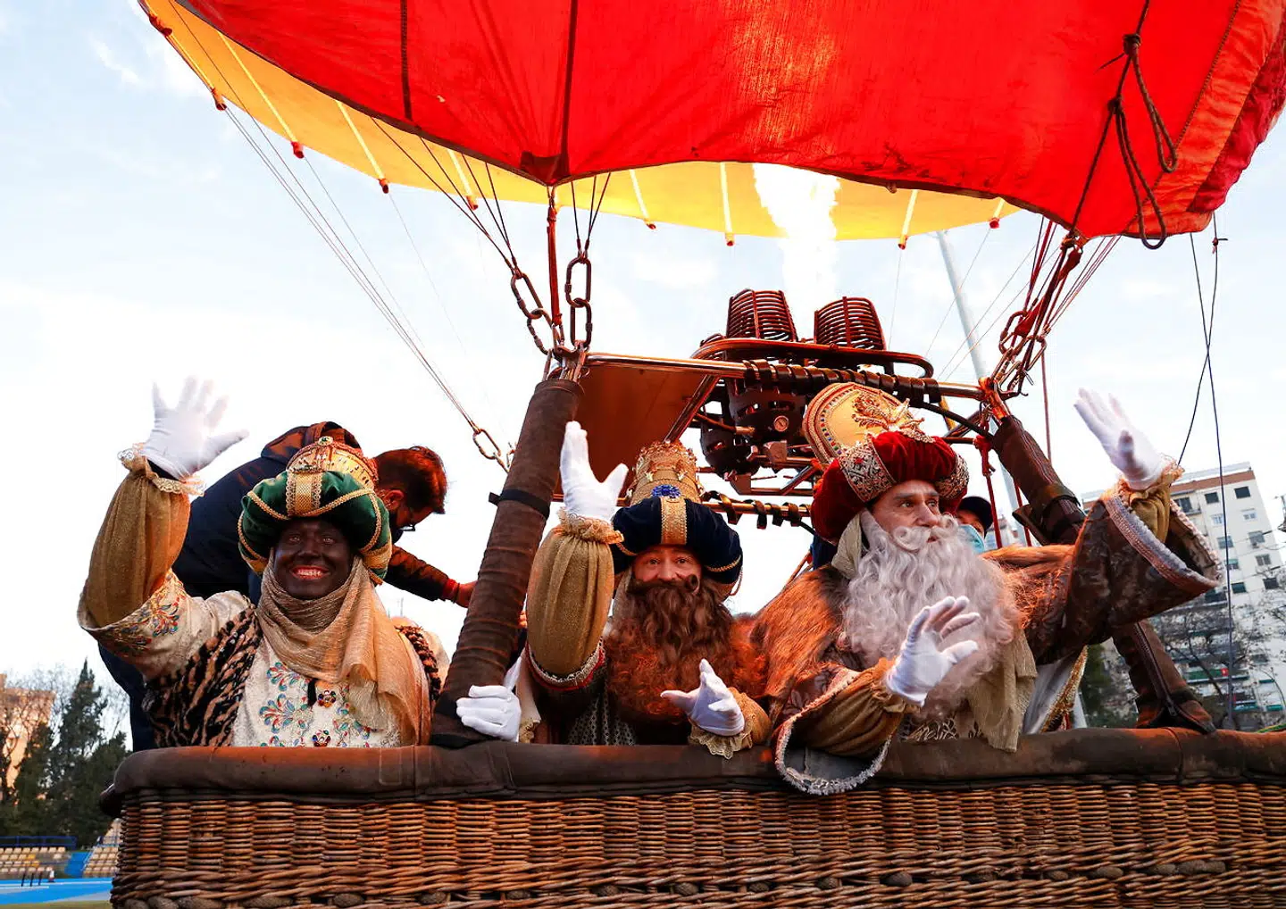 De Hellige Tre Konger, der i Spanien har julemandens rolle som gaveuddelere, gør klar til at flyve i varmluftsballon henover Sevilla som pandemi-alternativ til den traditionelle parade gennem byens gader. En række lignende forholdsregler i højtiden forhindrede imidlertid ikke en kraftig stigning i smittetrykket, der også omfattede de yngste aldersgrupper.