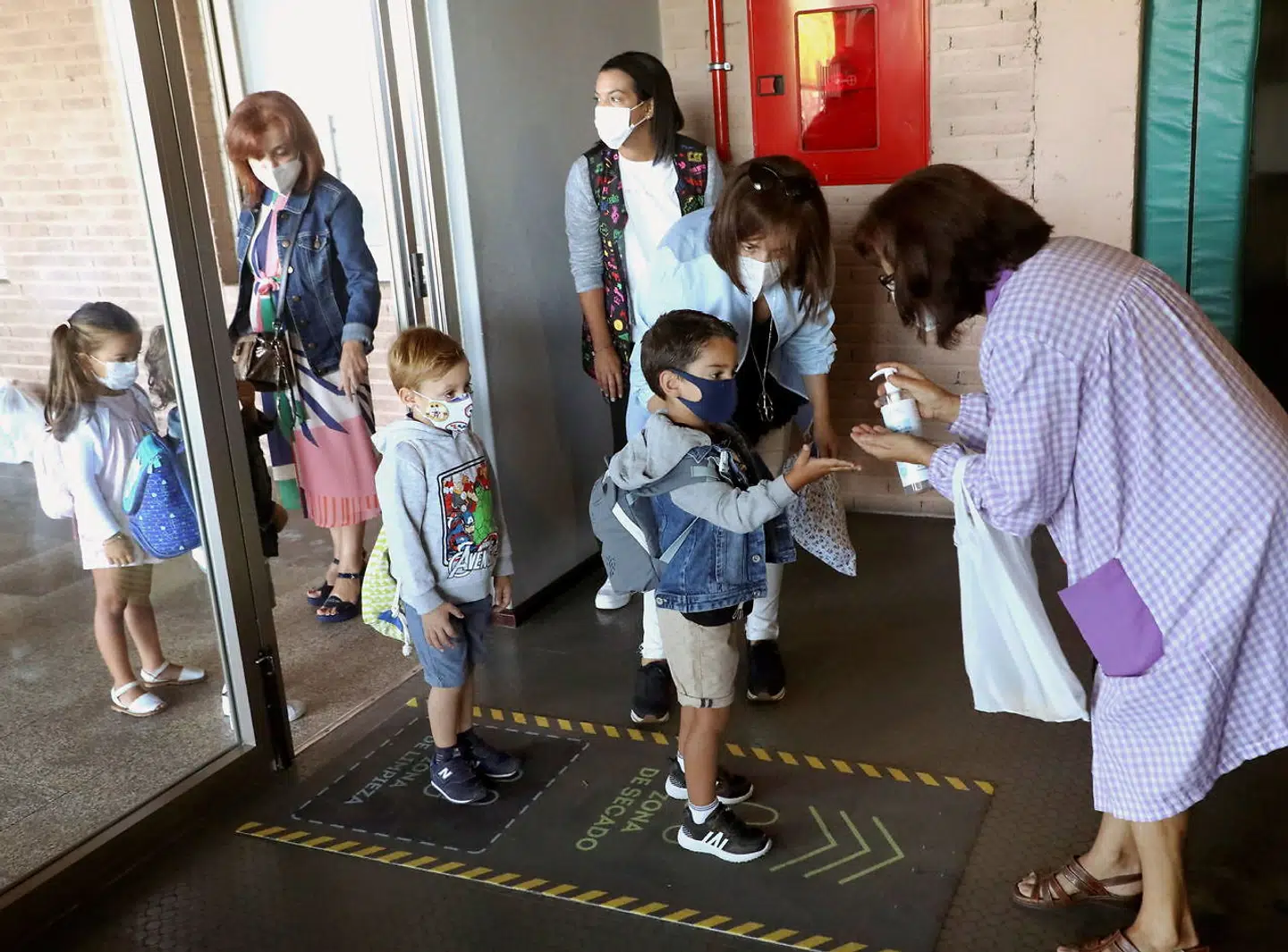 Forholdsreglerne mod smittespredning bliver håndhævet som få andre steder i landet. Både hvad angår håndhygiejne, udluftning i al slags vejr og obligatorisk brug af mundbind.