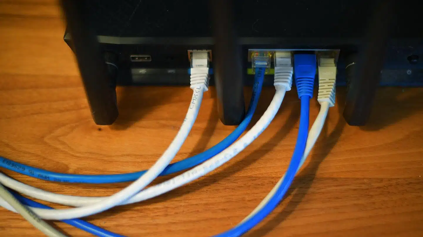 Alle 110.000 husstande skulle enten bekræfte deres valg af internet- og tv-leverandør eller skifte til en ny. Gjorde man intet, ville forbindelsen blive lukket 1. februar.