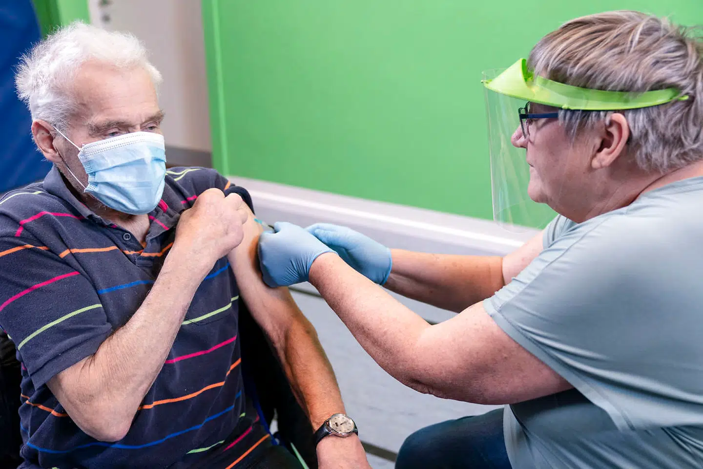 Øen Endelave i Kattegat ud for Horsens skal vaccinere 50 beboere, der skal have deres første stik i gymnastiksalen på Endelaveskolen torsdag 21. januar. Til venstre 83-årige Jørgen Knudsen, som fik den første vaccine af læge Lis Frederiksen.