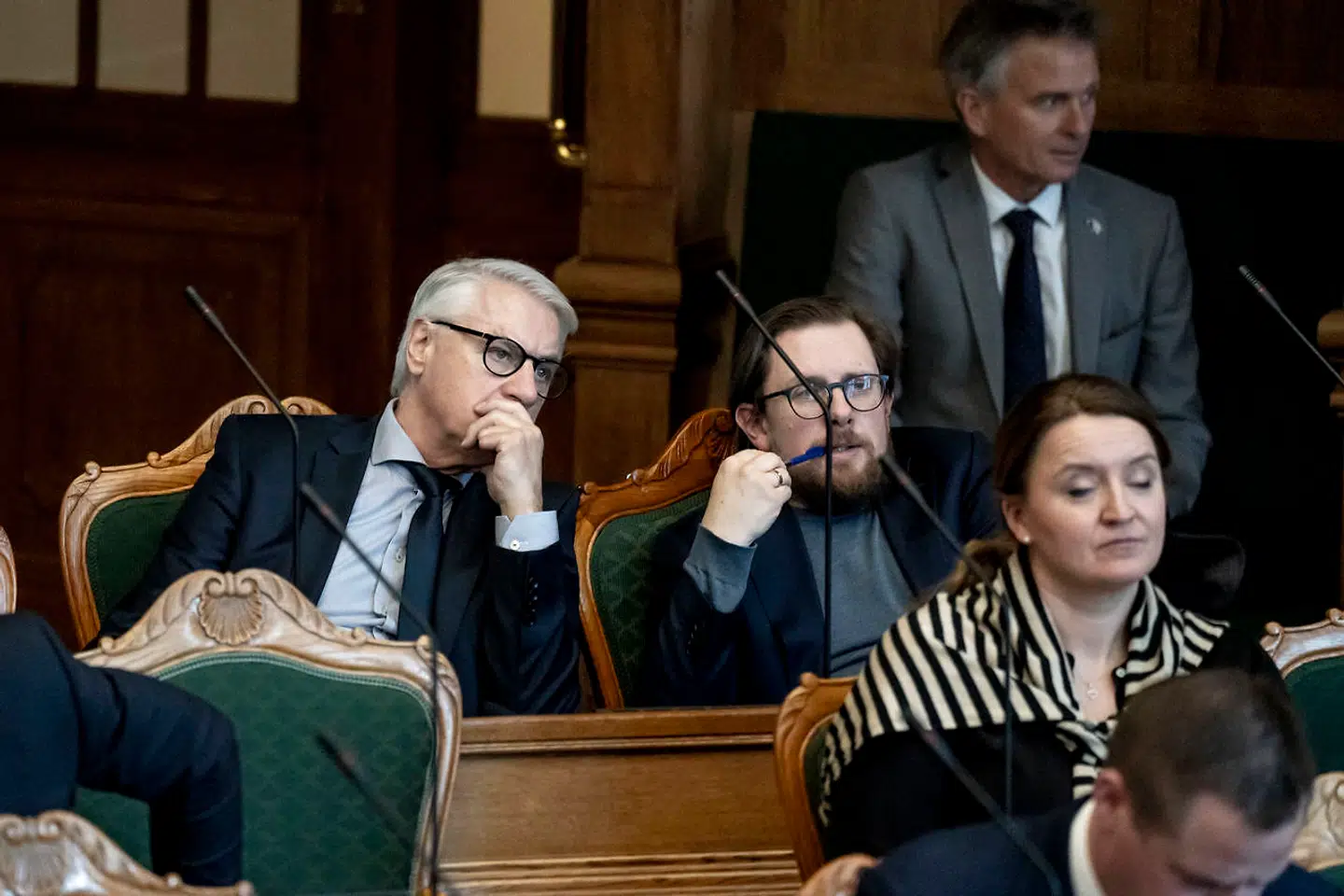 Under debatten tirsdag 2. februar i Folketingssalen, overholdt få myndighedernes anbefalede coronaafstand på 2 meter.