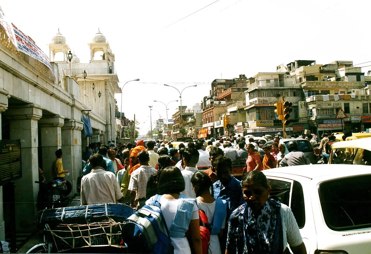 Det er blandt andet en dansker bosiddende i Indien, der er bekymret for, om han er omfattet af et vaccinationsprogram. Her et arkivfoto af et menneskemylder i Old Delhis gader.
