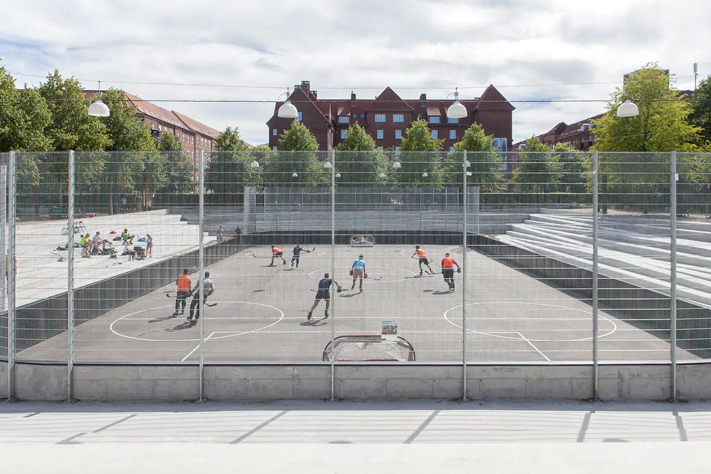 Til daglig er det en nedgravet hockeybane, men skulle skybruddet være over os, omdannes det til et bassin, som forhindrer oversvømmelse.