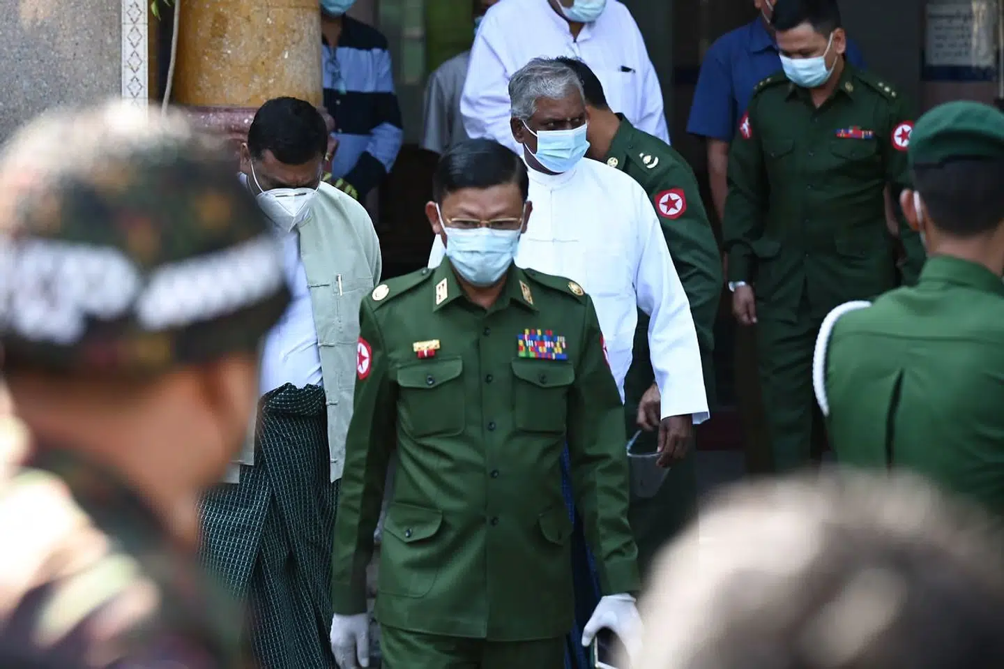 En af hærens mænd forlader sammen med soldater et hindutempel i byen Yangon 2. februar. Yangon er den største by i Myanmar.