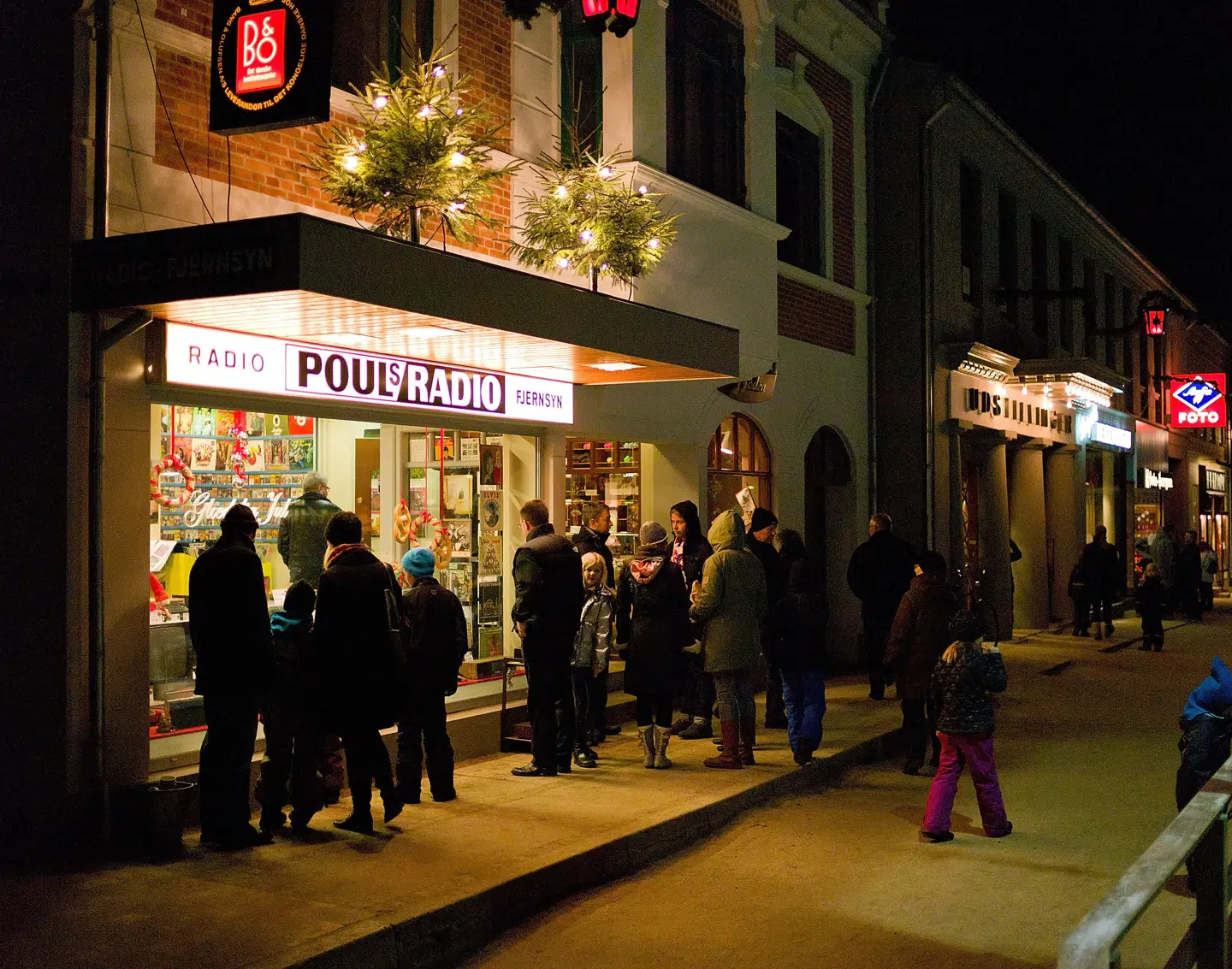 Den Gamle By har skabt et helt kvarter med støtte fra A.P. Møller Fonden. Her kan man se butikker og komme op i lejligheder, som de så ud i 1970erne. Her ses Pouls Radio. Foto: Den Gamle By.