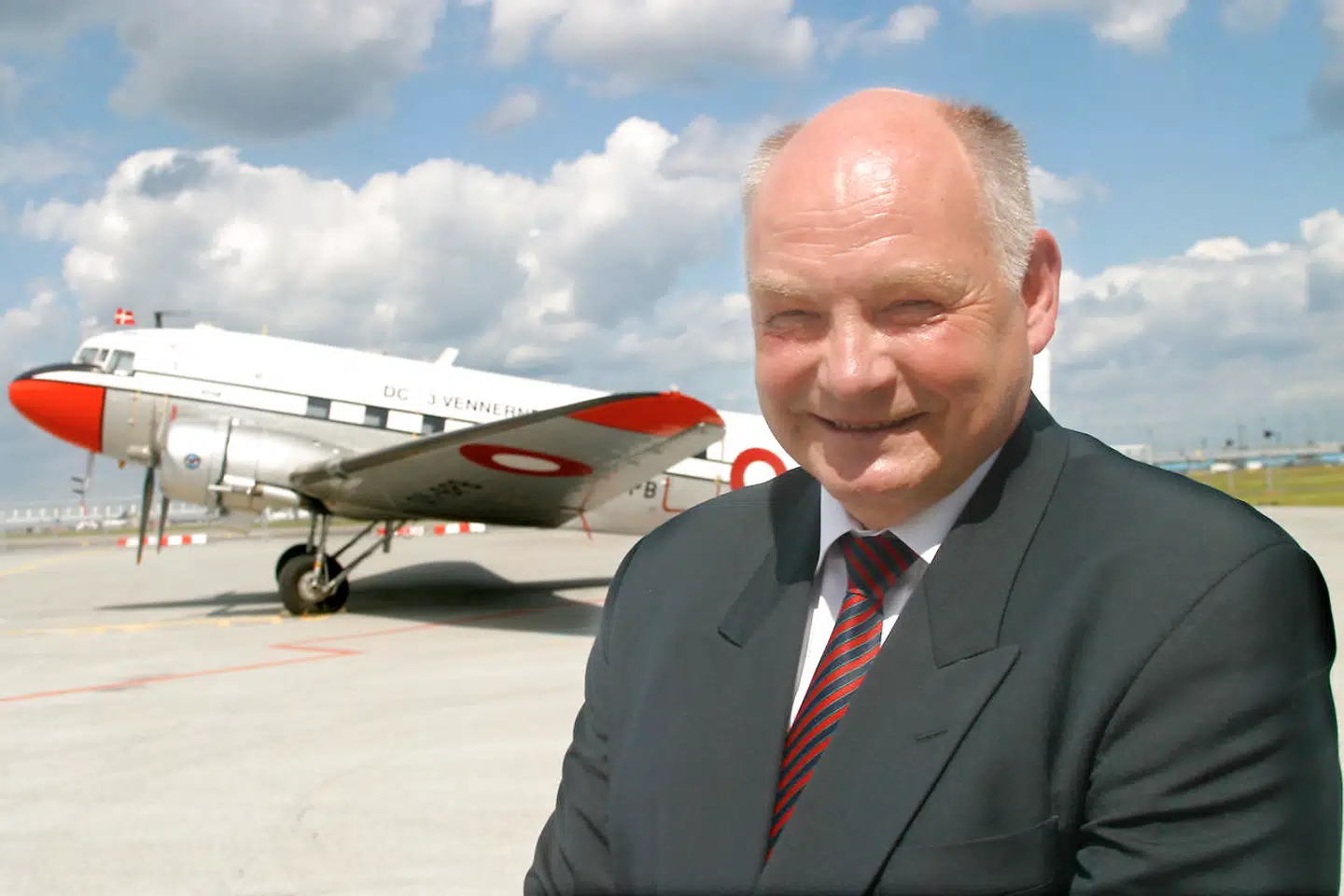 Direktør for Københavns Lufthavne, Niels Boserup, fyldte 60 år i 2003. Her foran DC-3- flyet, der bragte ham til receptionen dengang.
