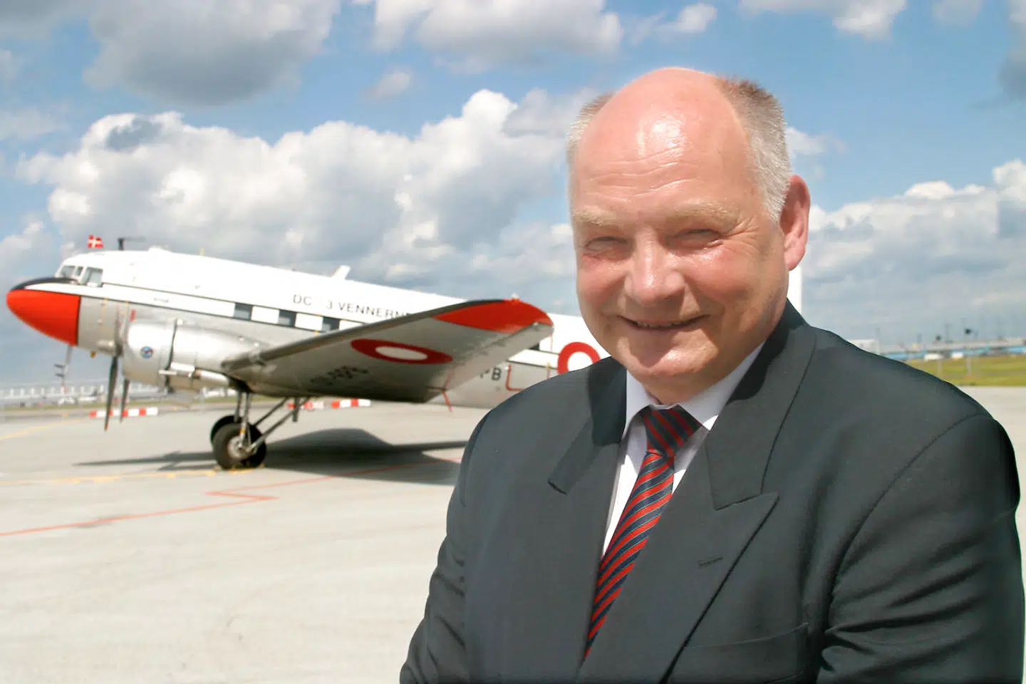 Direktør for Københavns Lufthavne, Niels Boserup, fyldte 60 år i 2003. Her foran DC-3- flyet, der bragte ham til receptionen dengang.