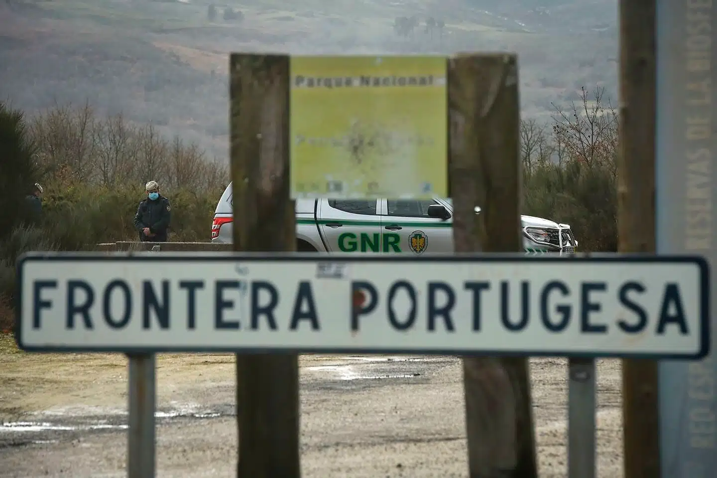 Som led i forsøget på at tæmme de seneste ugers voldsomme stigning i antallet af smittede har Portugal lukket sin eneste landfaste grænse, til Spanien.