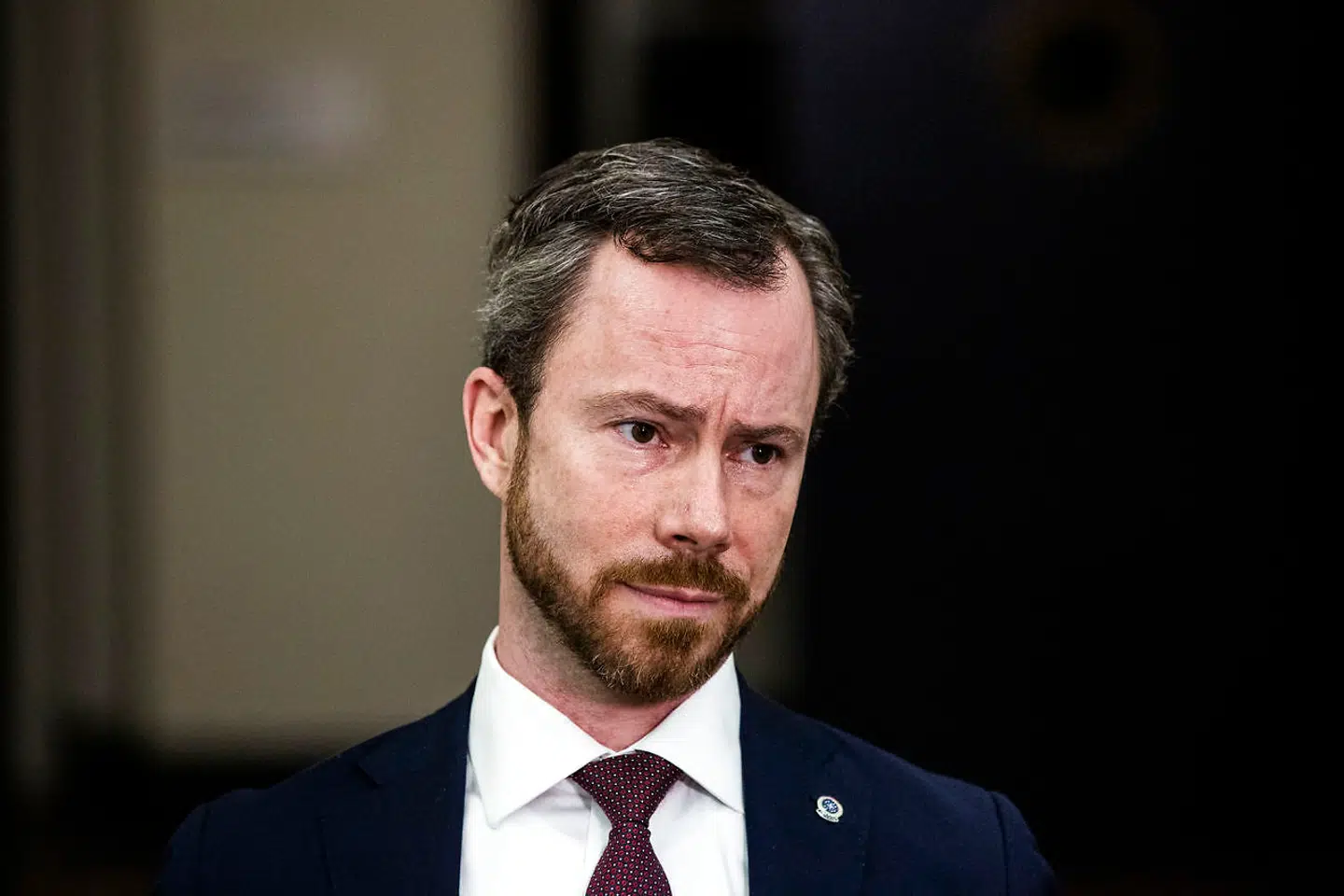 Fødevareminister Rasmus Prehn (S), fungerende finansminister Morten Bødskov , Andreas Steenberg (RV), Carl Valentin (SF), Ole Birk Olesen (LA), Jakob Ellemann-Jensen (på billedet) (V) præsenterer en aftale mellem regeringen, Venstre, Radikale Venstre, Socialistisk Folkeparti og Liberal Alliance om erstatning til minkavlere og følgeerhverv ved et doorstep på stengangen i Finansministeriet, mandag den 25. januar 2021.. (Foto: Ólafur Steinar Gestsson/Ritzau Scanpix)