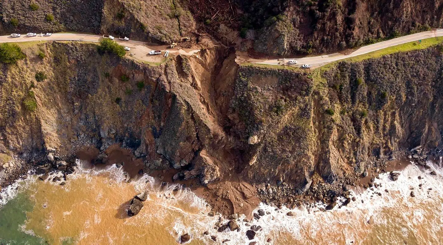 En stor del af Highway 1 i Californien er styrtet i havet efter storm og store vandmængder.