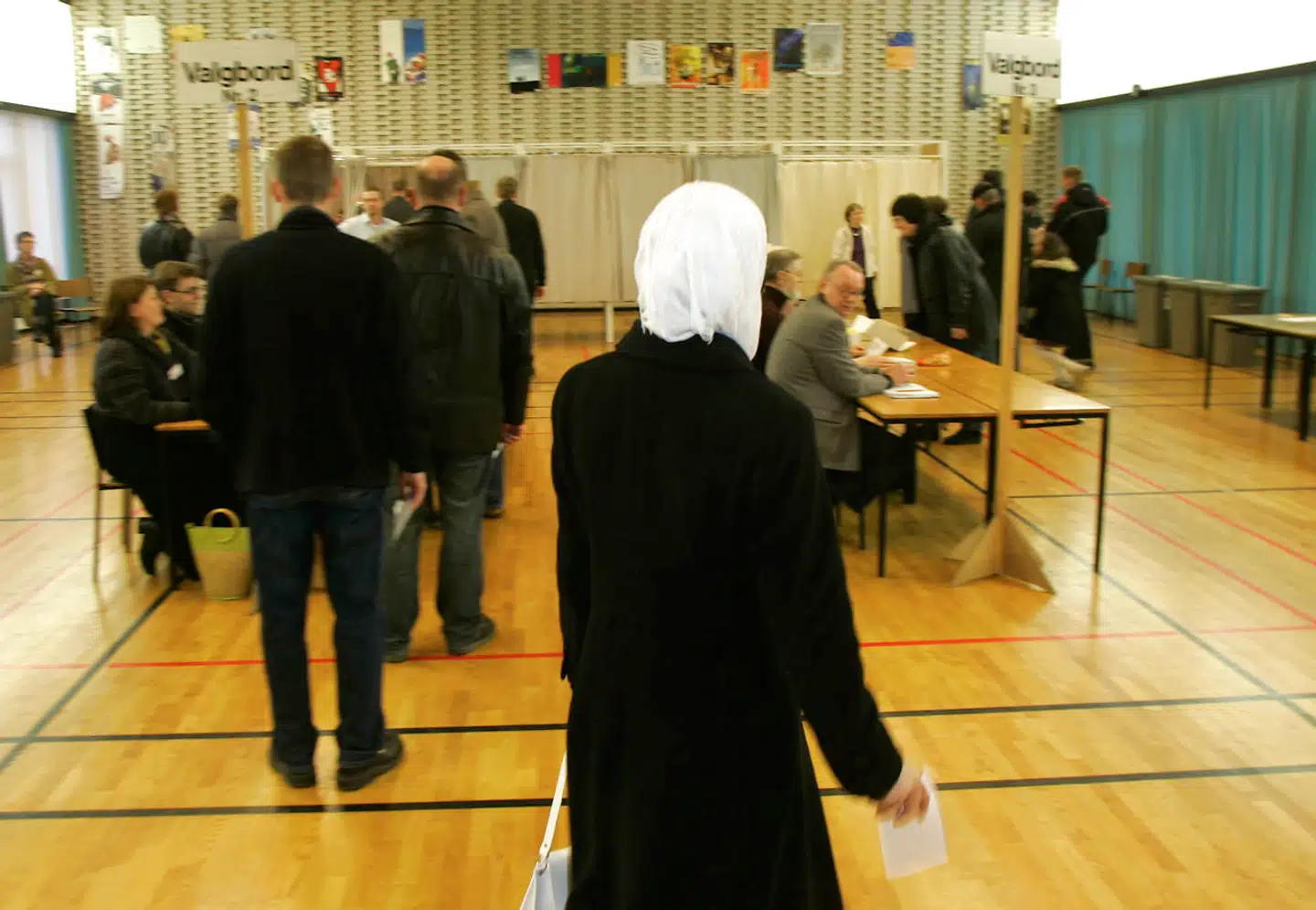 En ung indvandrerkvinde afgiver sin stemme tirsdag 8. februar 2005 på Dyrehaveskolen i Kolding. Etnisk danske politikere svarer i mindre omfang på mail fra folk med mellemøstlige navne.