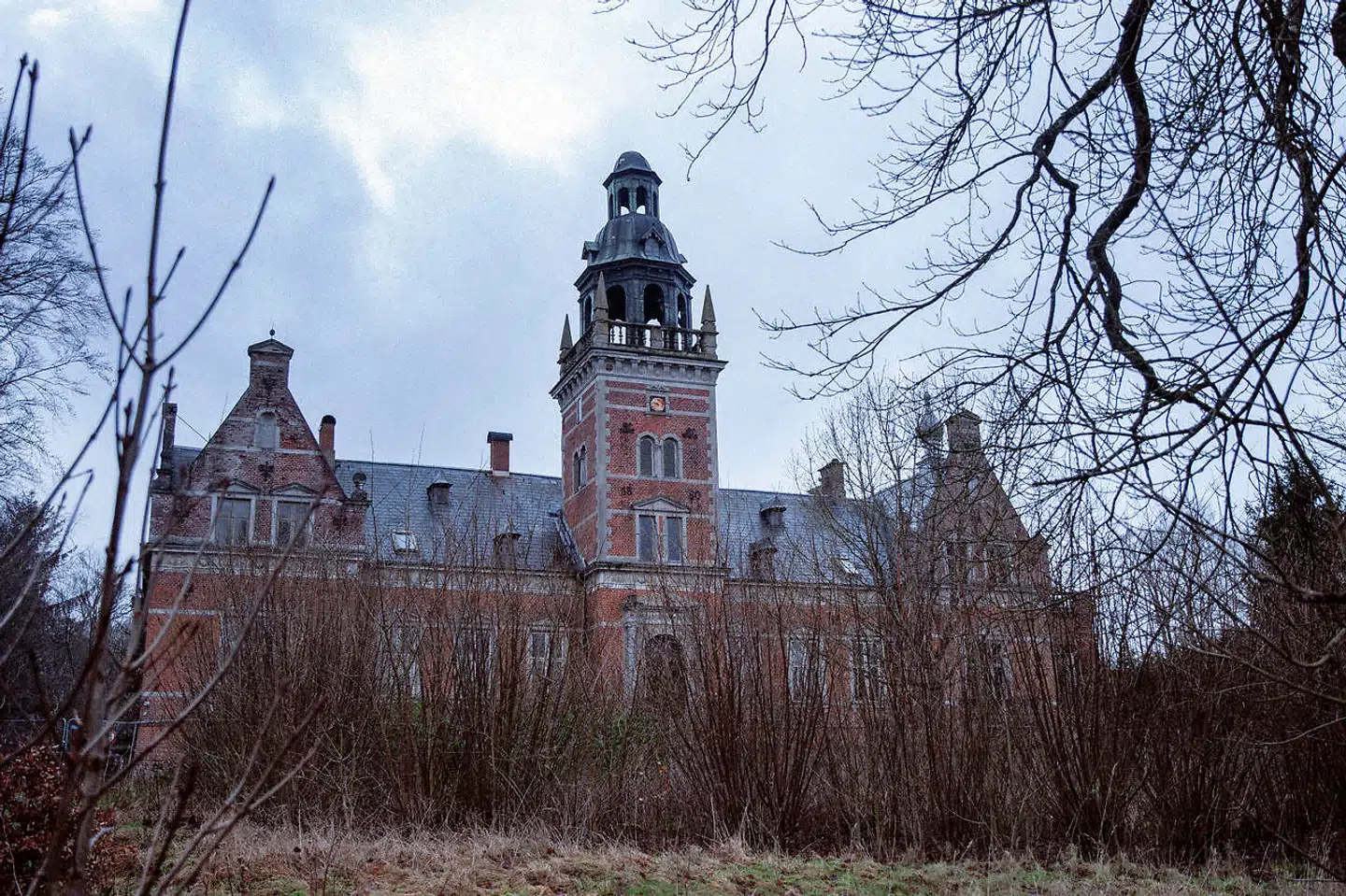 Hesbjerg Slot på Fyn er i så voldsomt forfald, at det ikke længere er sikkert at gå indenfor. Hesbjerg Fonden ejer slottet, men kan på grund af en strid med en russisk nonne ikke få sat gang i en restaurering.