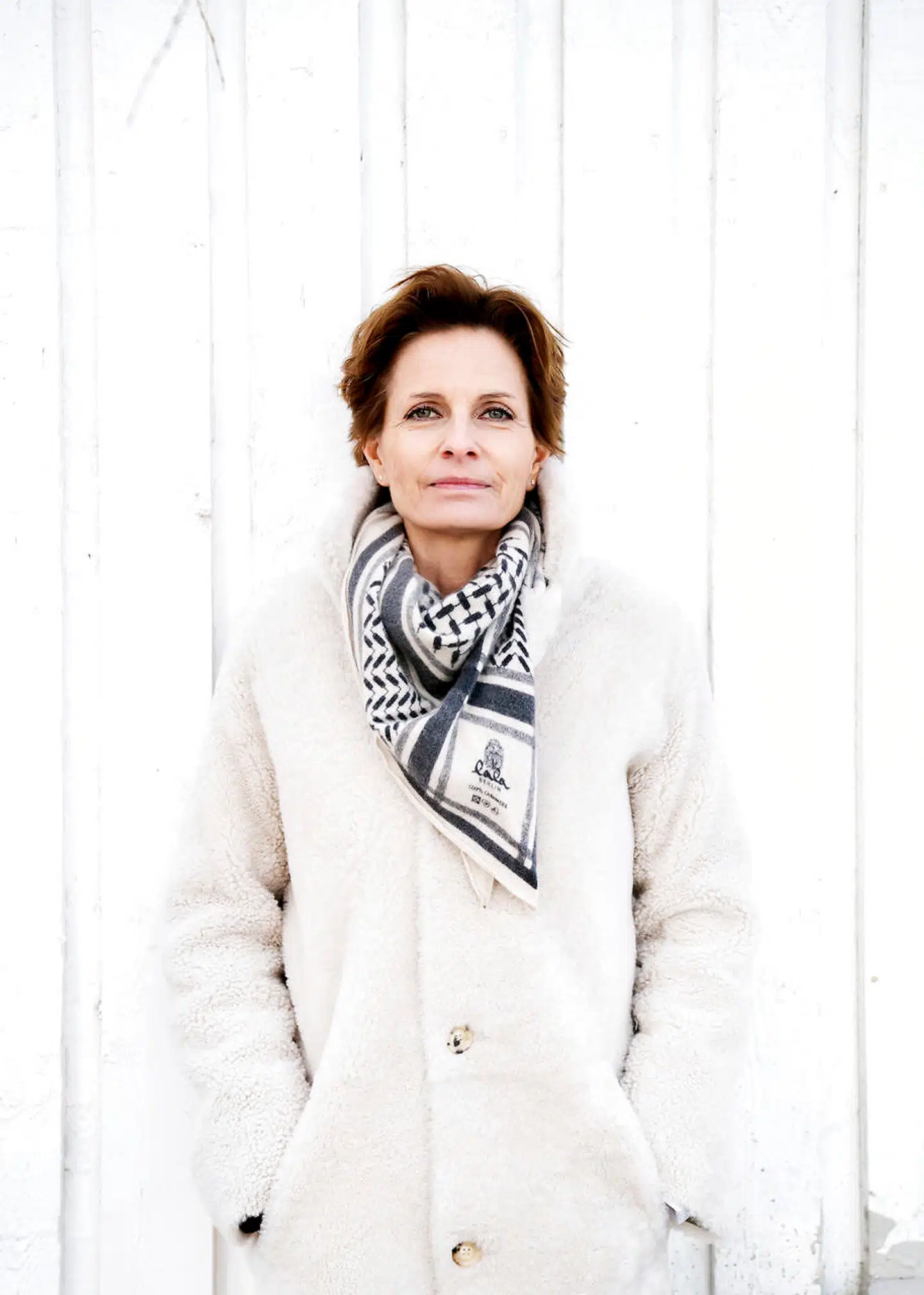 Ifølge Camilla Arndt er vi både blevet bedre og dårligere til at håndtere sorg. Dårligere, fordi vores omgangsform og etikette er blevet friere, i nogle tilfælde er det helt forsvundet og derfor uden rammer. Det kan give – og giver – en usikkerhed i adfærden i de helt basale og eksistentielle situationer, som vi alle kommer i på et tidspunkt, mener hun.