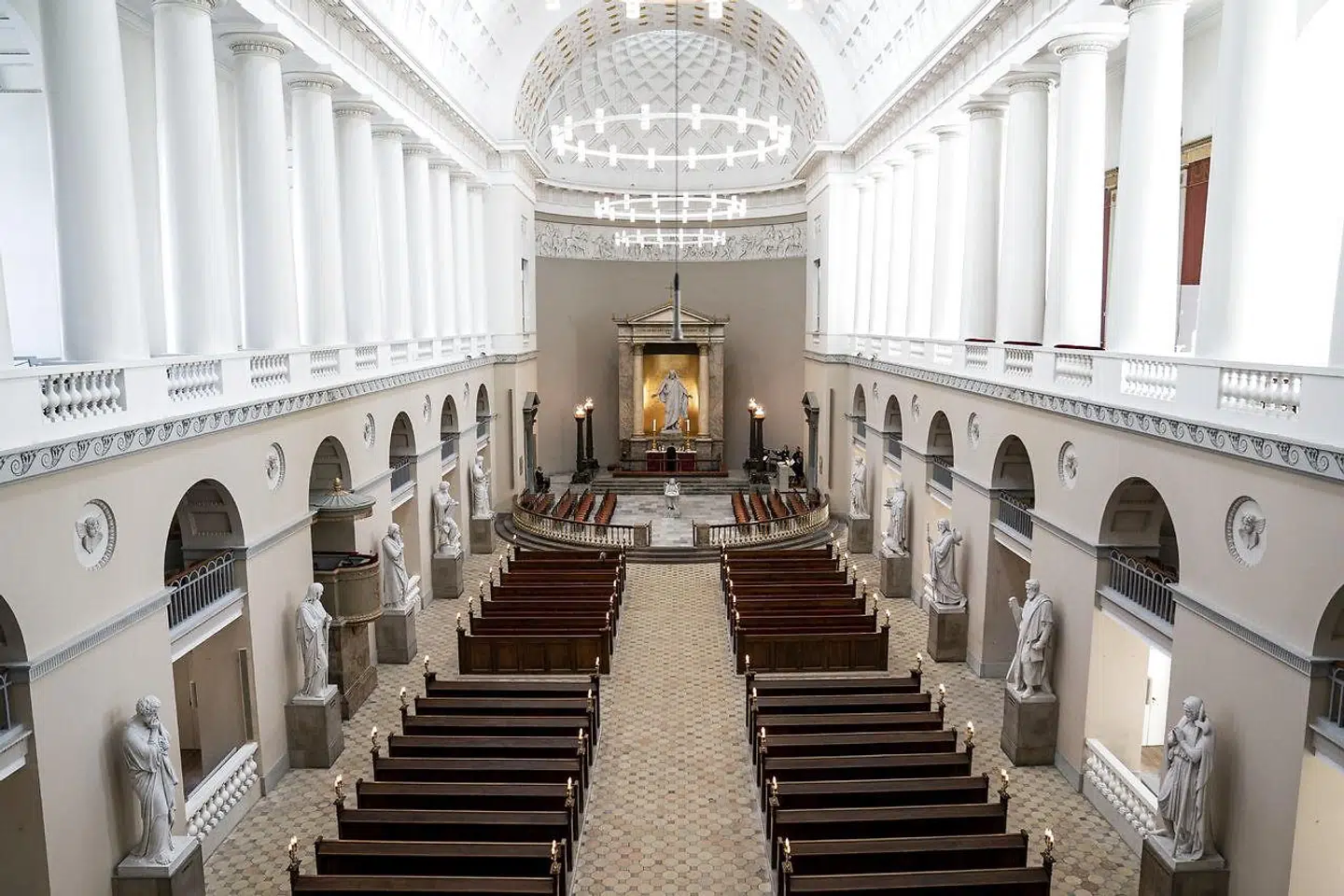 »Vi er nået til et sted, hvor vi trænger til mindre selv og mere fælles. Det skal kirken være med til at vende. Kirken skal hjælpe os og være en del af den nye fortælling. Men det kræver, at kirken kommer ud af døren og ikke forskanser sig bag den,« skriver Jon Stephensen.