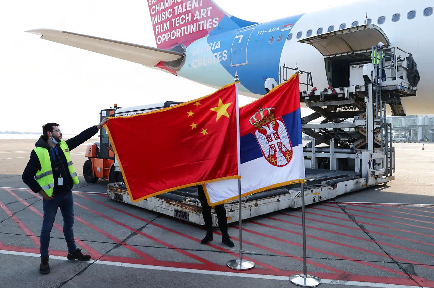 Her ses det kinesiske og serbiske flag foran et fly, der er ankommet fra Kina med en million doser af vaccinen fra kinesiske Sinopharm. Billedet er fra 16. januar.