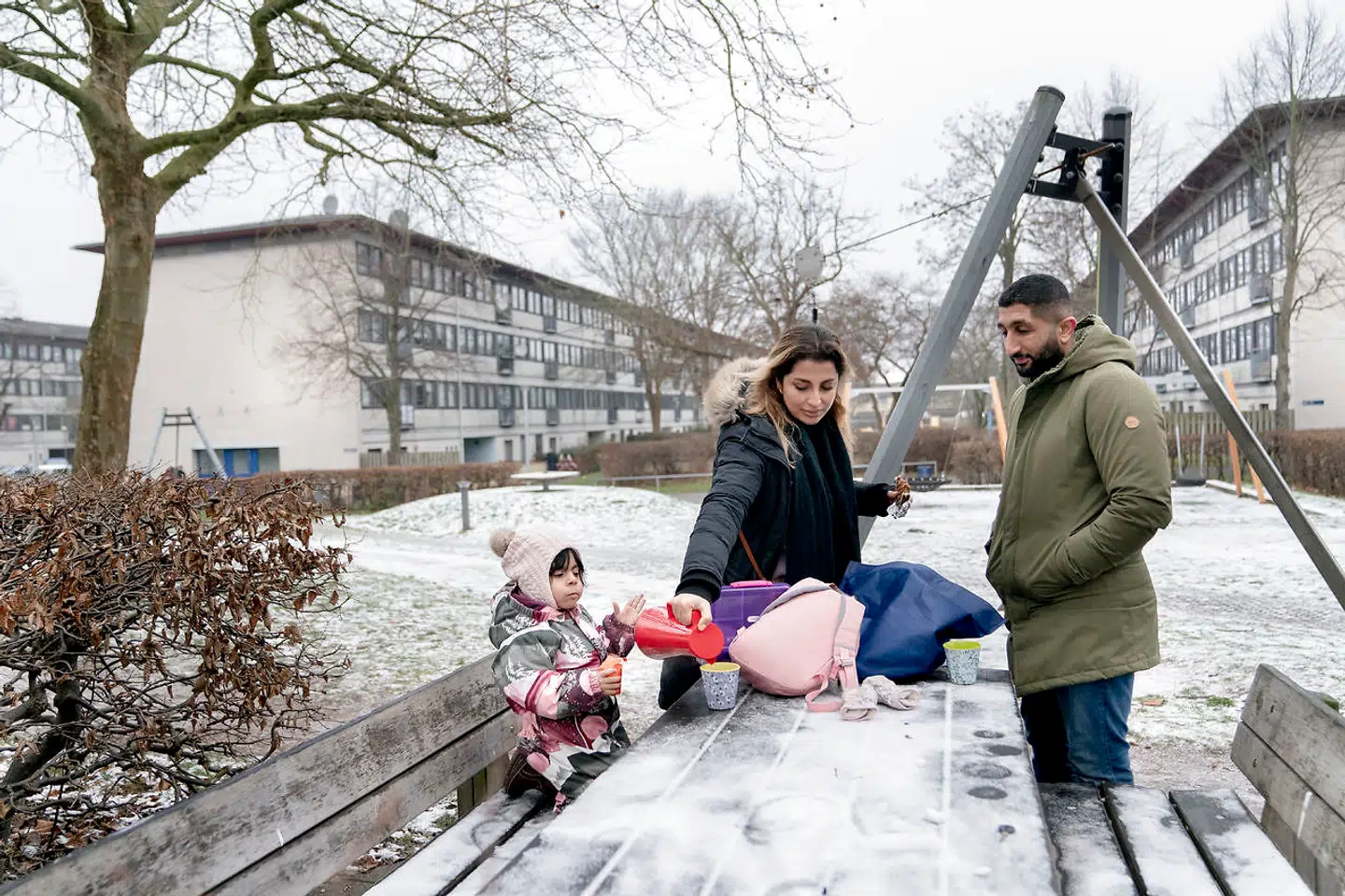 Canan og Cihan Bicen har taget deres datter med til legepladsen i Hedemarken, hvor Cihan Bicens forældre bor. De er bekymrede over udsigterne til, at boligområdet kan ende på regeringens ghettoliste som konsekvens af corona.