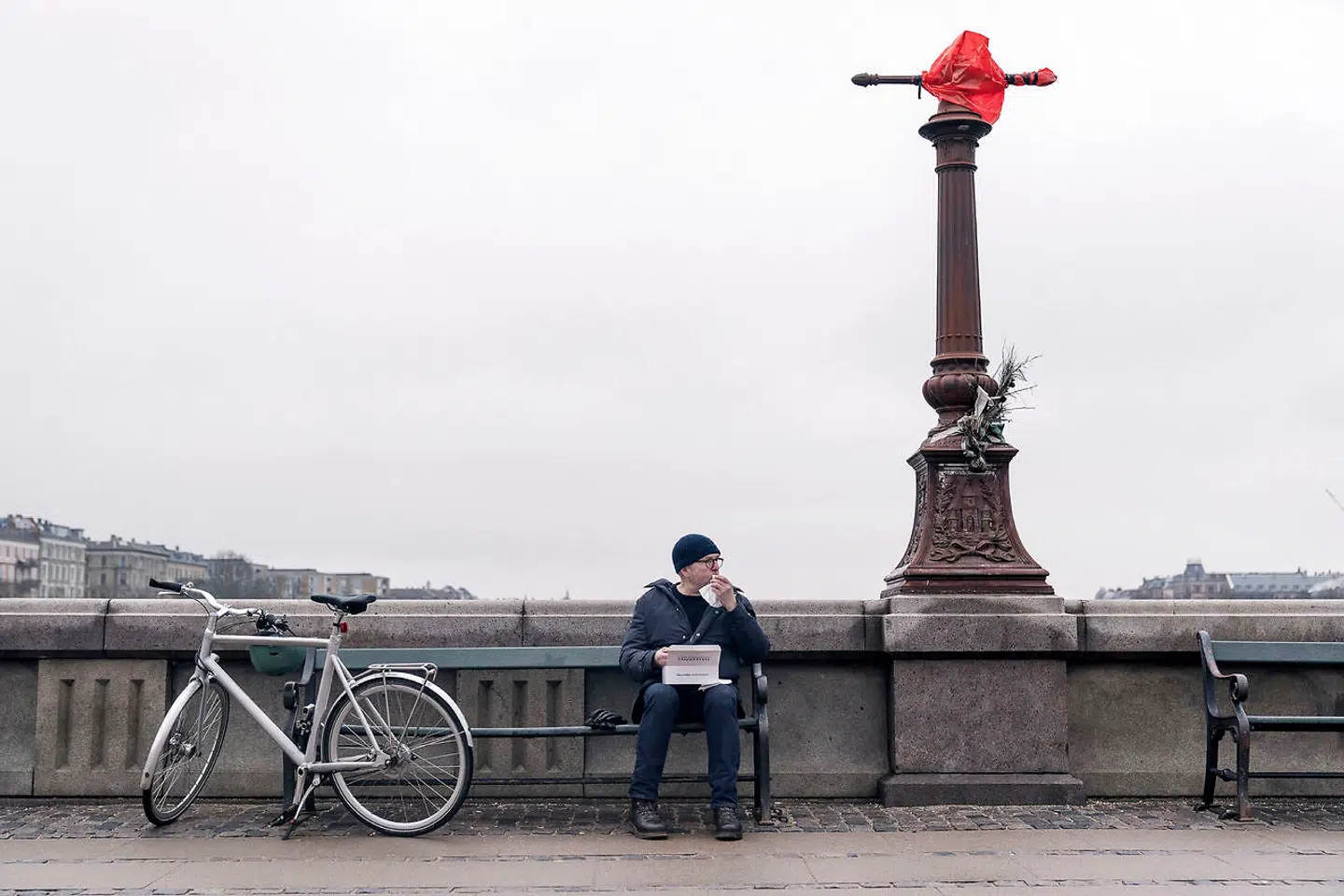 En af de største forandringer, der har været i København, er, at vi er blevet langt bedre til at bruge byens rum, mener Klaus Bondam, som her indtager sin frokost på Dronning Louises Bro.