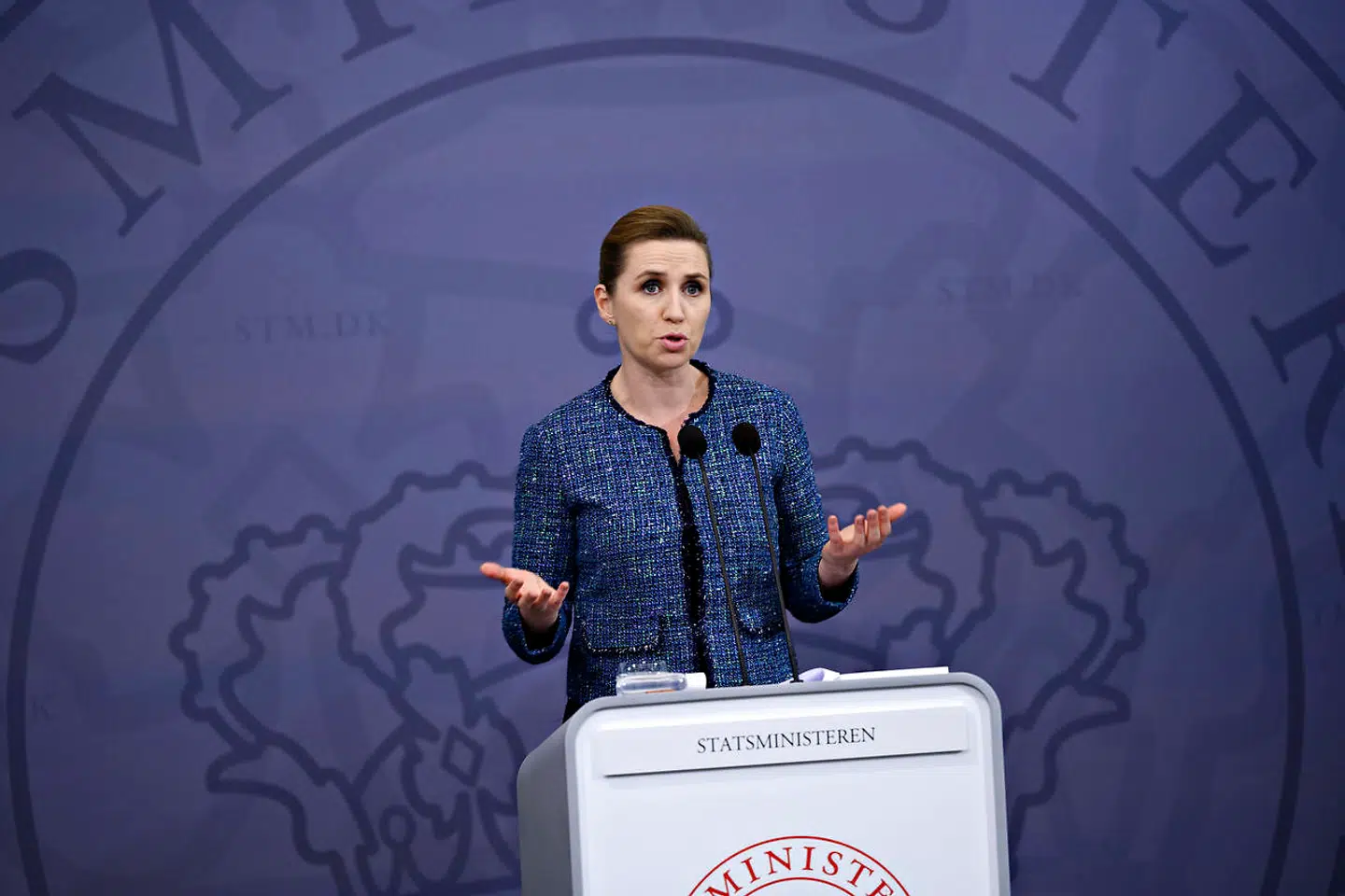 Statsminister Mette Frederiksen (S) centraliserede magten hos sig eget ministerium under coronapandemien, og det har givet udfordringer, konkluderer omfattende rapport.